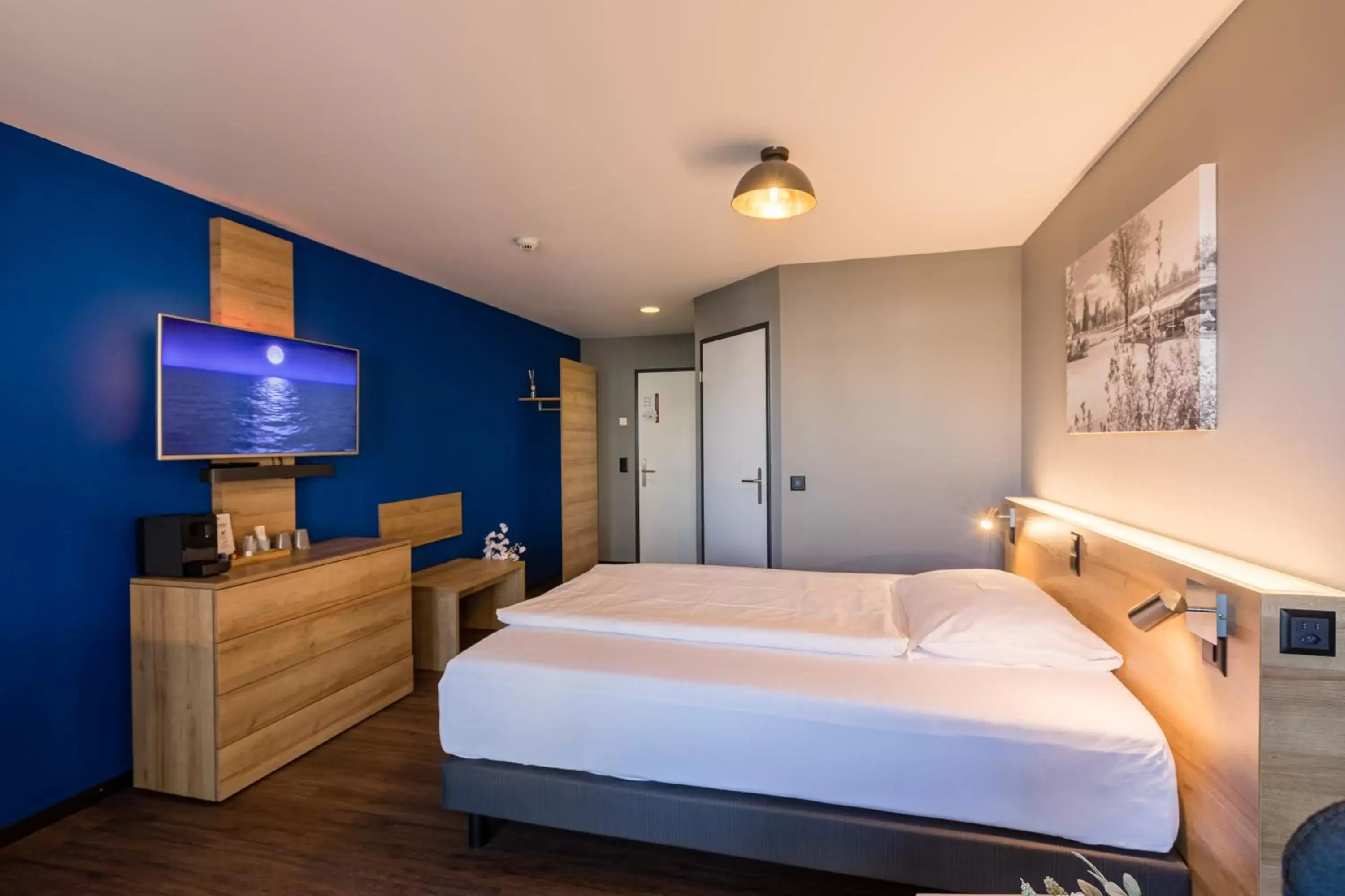 Communal lounge/ TV room, Bed in Aarau West Swiss Quality Hotel