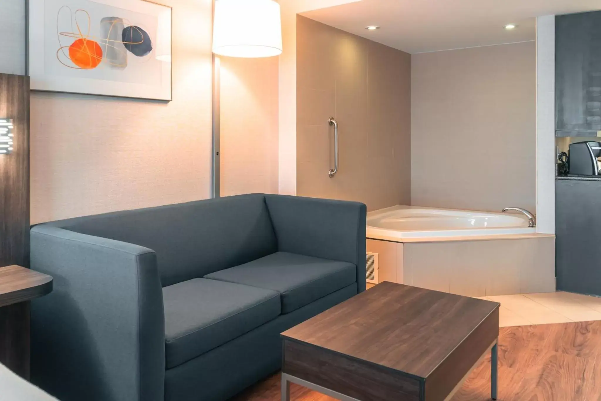 Photo of the whole room, Seating Area in Holiday Inn Express Kingston Central, an IHG Hotel