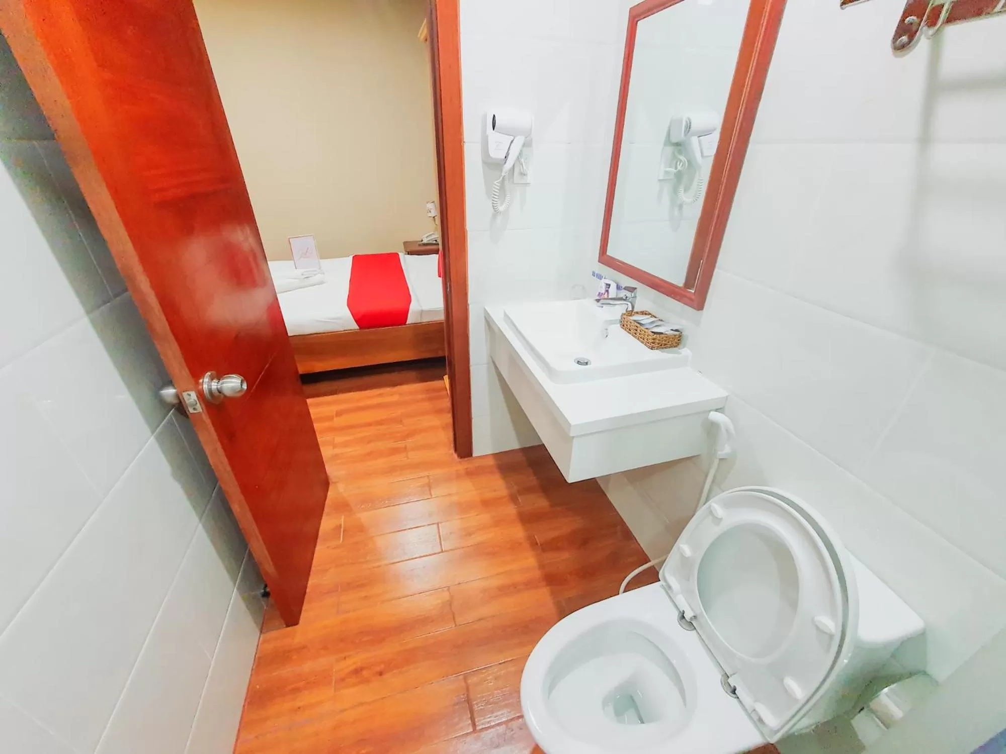 Toilet, Bathroom in LEHA Saigon Hotel Airport