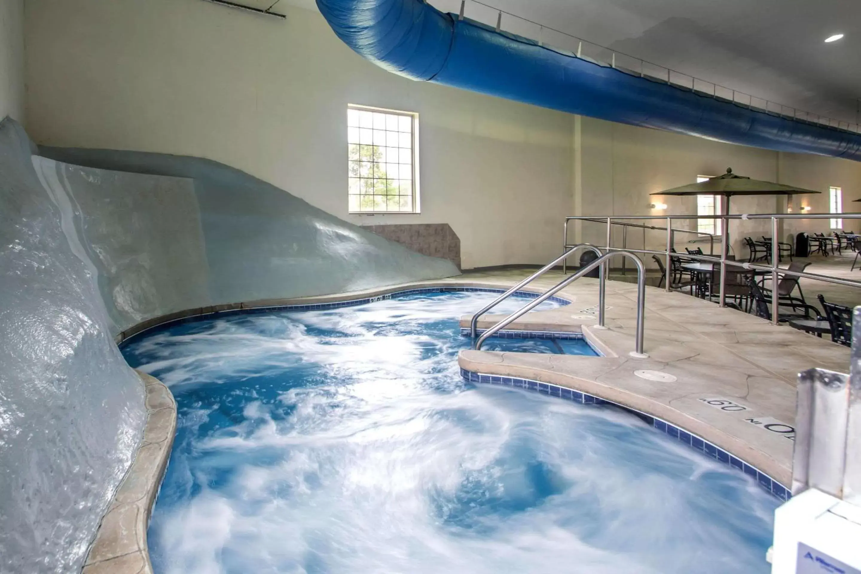 Swimming Pool in Comfort Suites Johnson Creek Conference