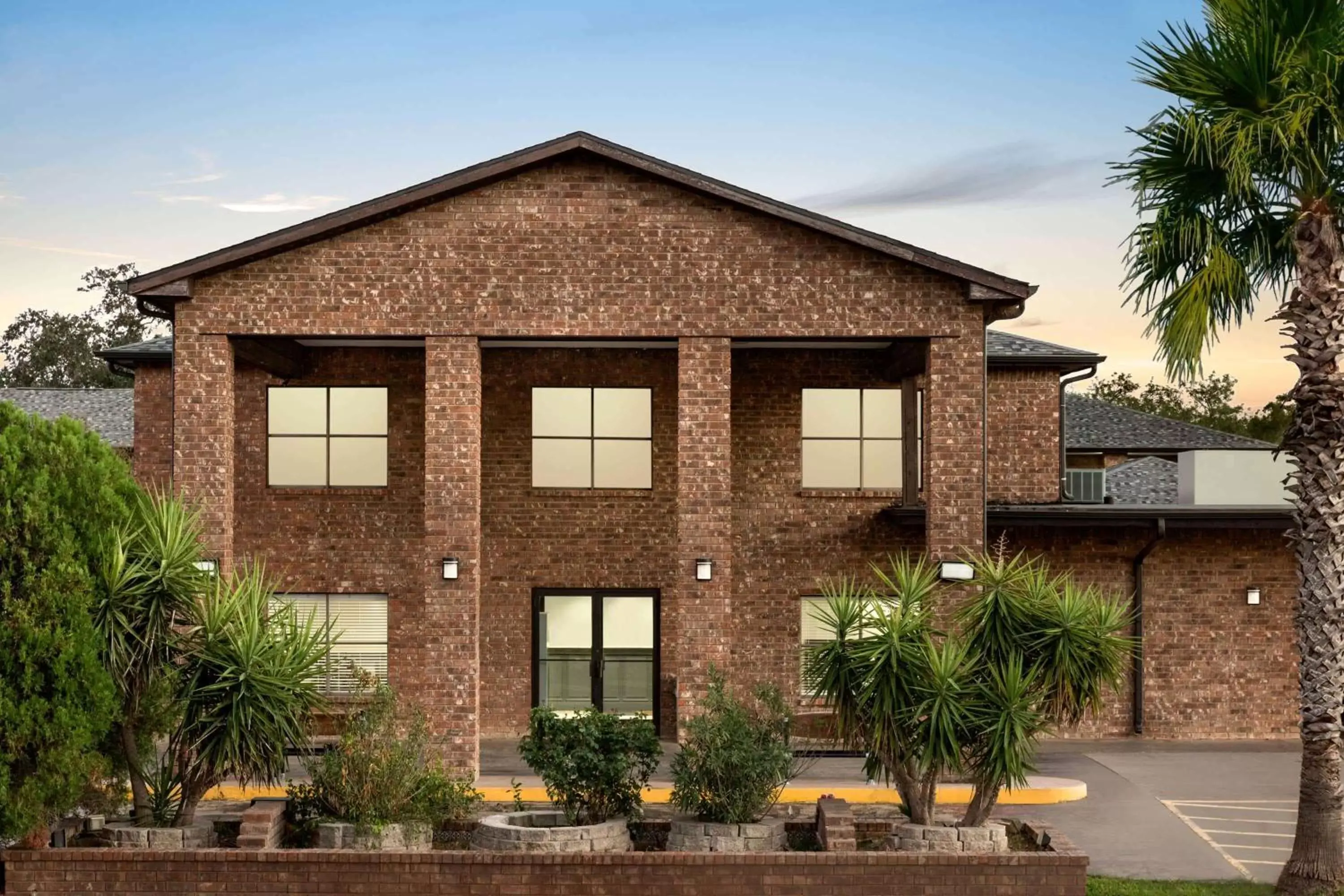 Property building in Super 8 by Wyndham Universal City Property building in Super 8 by Wyndham Universal City