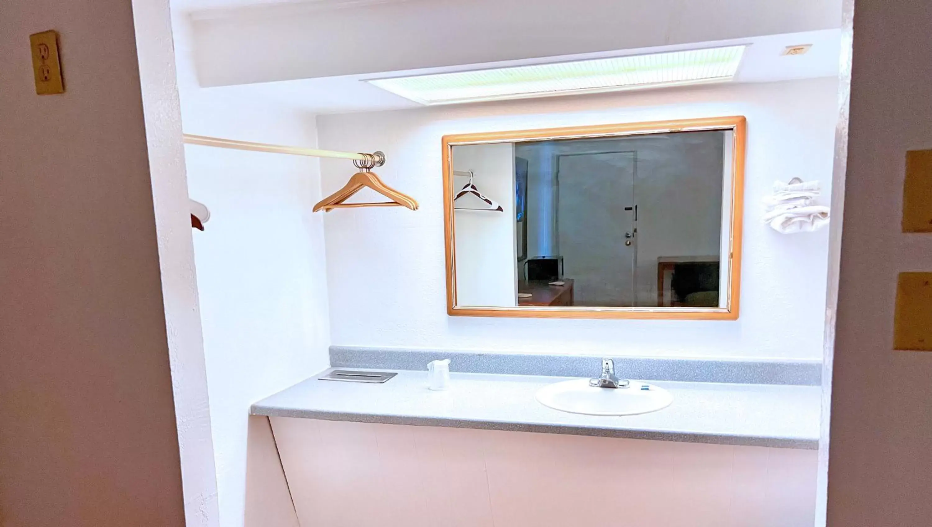 Bedroom in Thunderbird Motel Hillsboro Bedroom in Thunderbird Motel Hillsboro