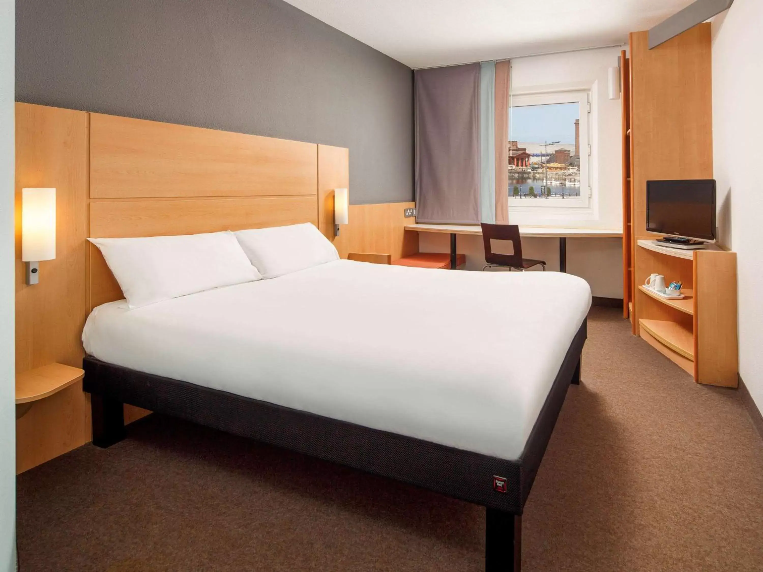 Photo of the whole room, Bed in ibis Liverpool Centre Albert Dock – Liverpool One
