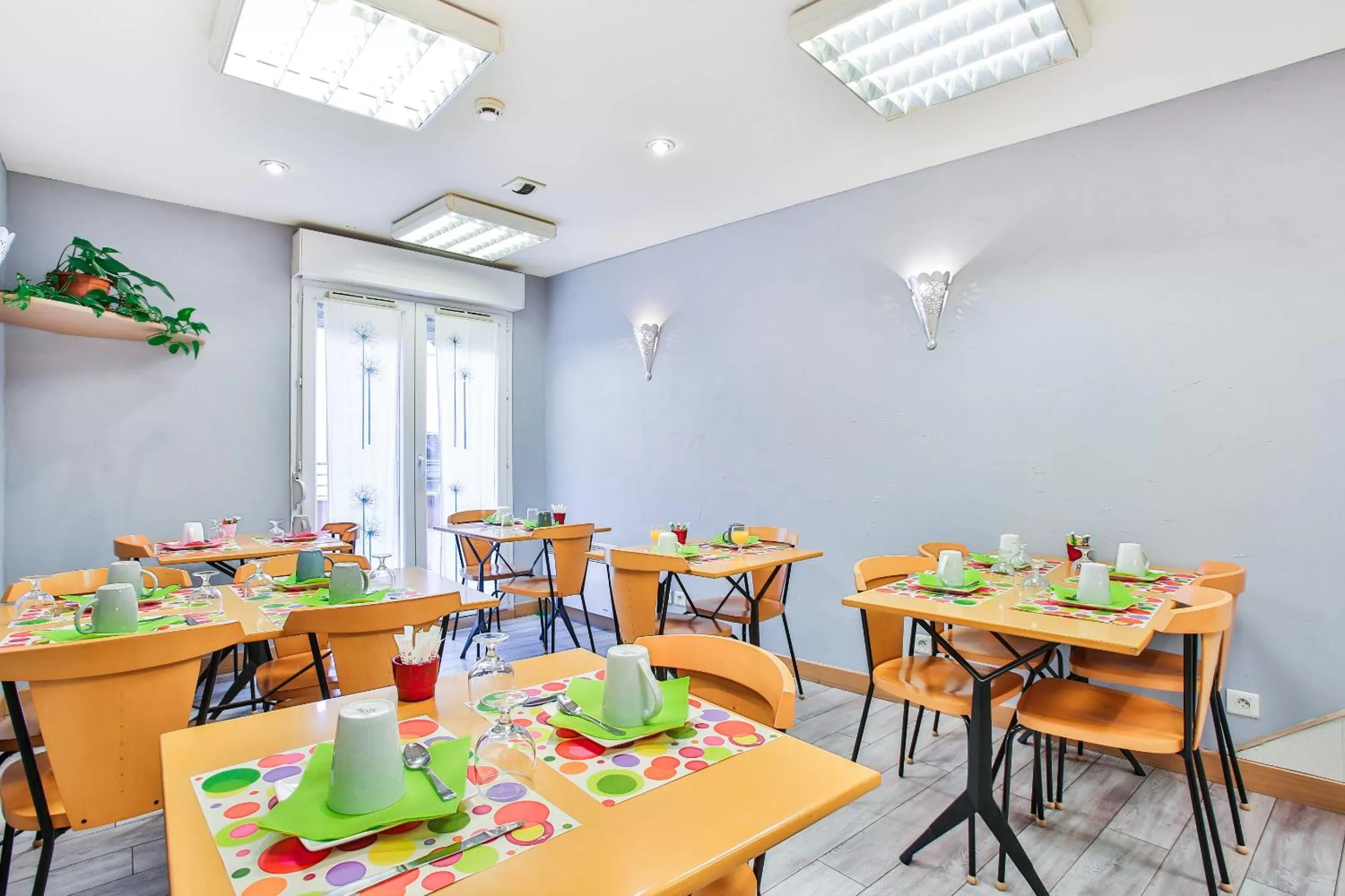 Buffet breakfast in Hôtel et Résidence Les Lauréades Clermont-Ferrand Centre Jaude