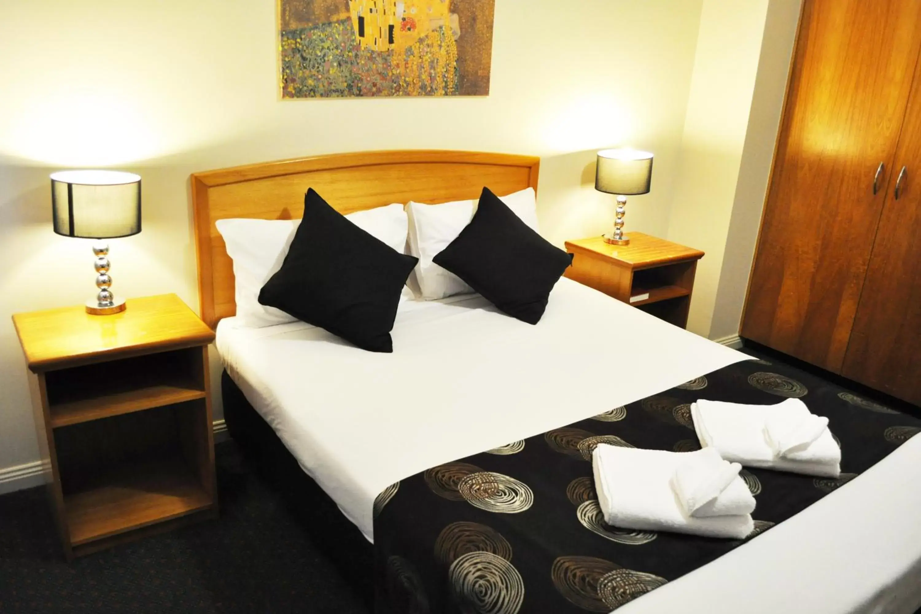 Photo of the whole room, Bed in Meadowbrook Hotel Brisbane