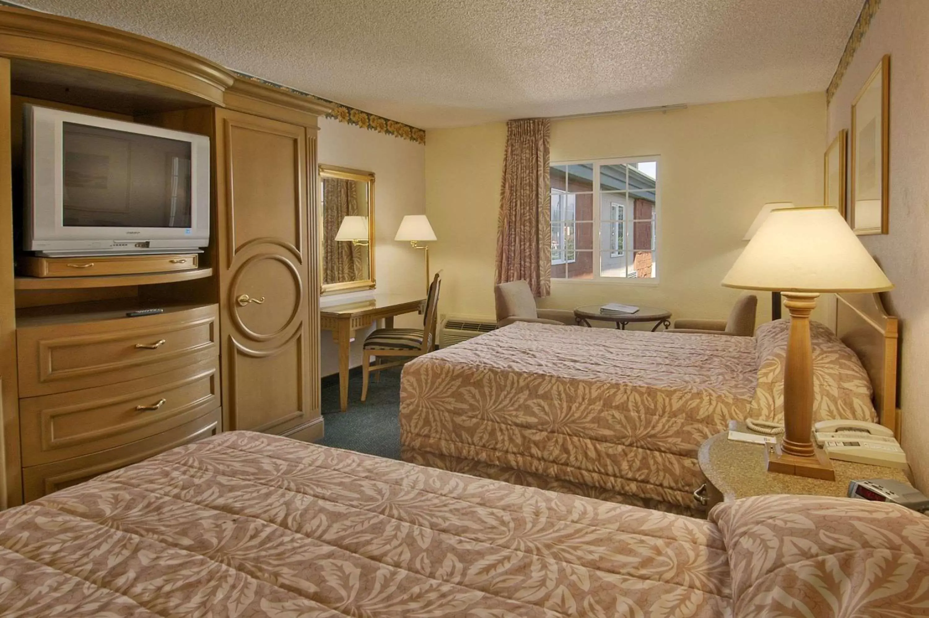 Photo of the whole room, Bed in Days Inn by Wyndham Mt. Vernon