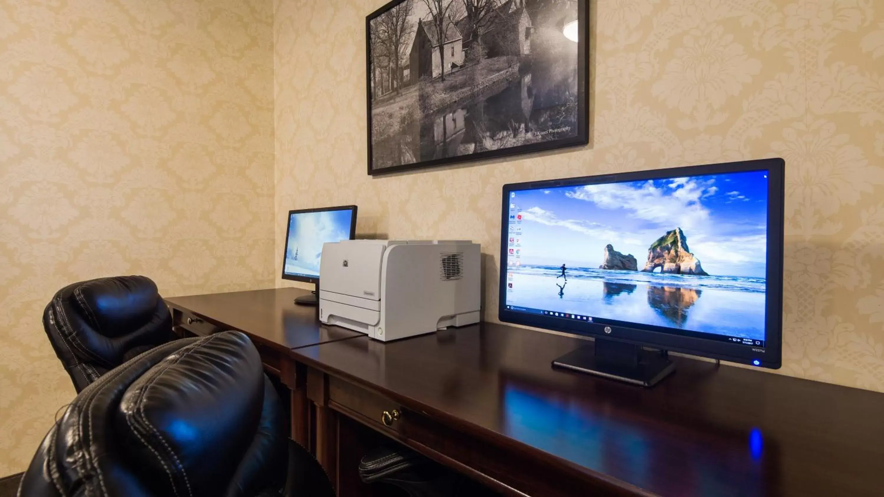 Business facilities, TV/Entertainment Center in Best Western New Baltimore Inn