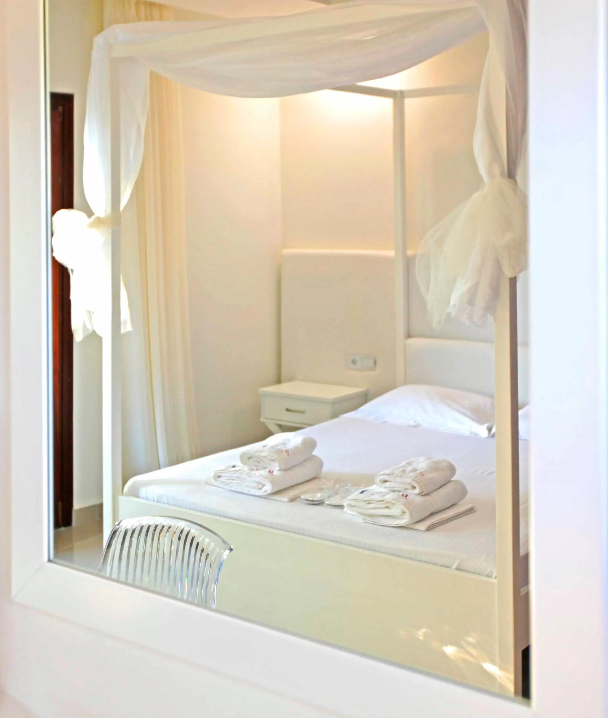 Photo of the whole room, Bed in Macedon