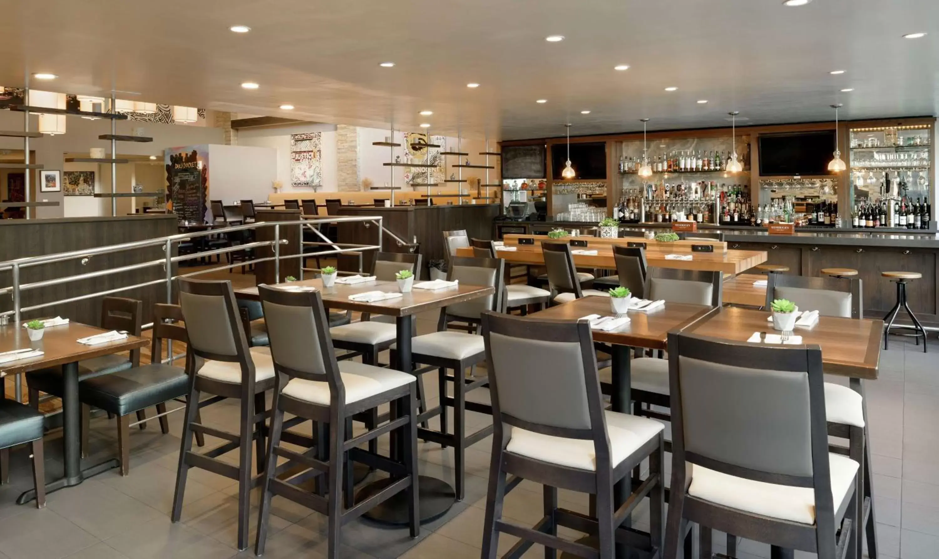 Lounge or bar, Restaurant/Places to Eat in Doubletree by Hilton Los Angeles Downtown