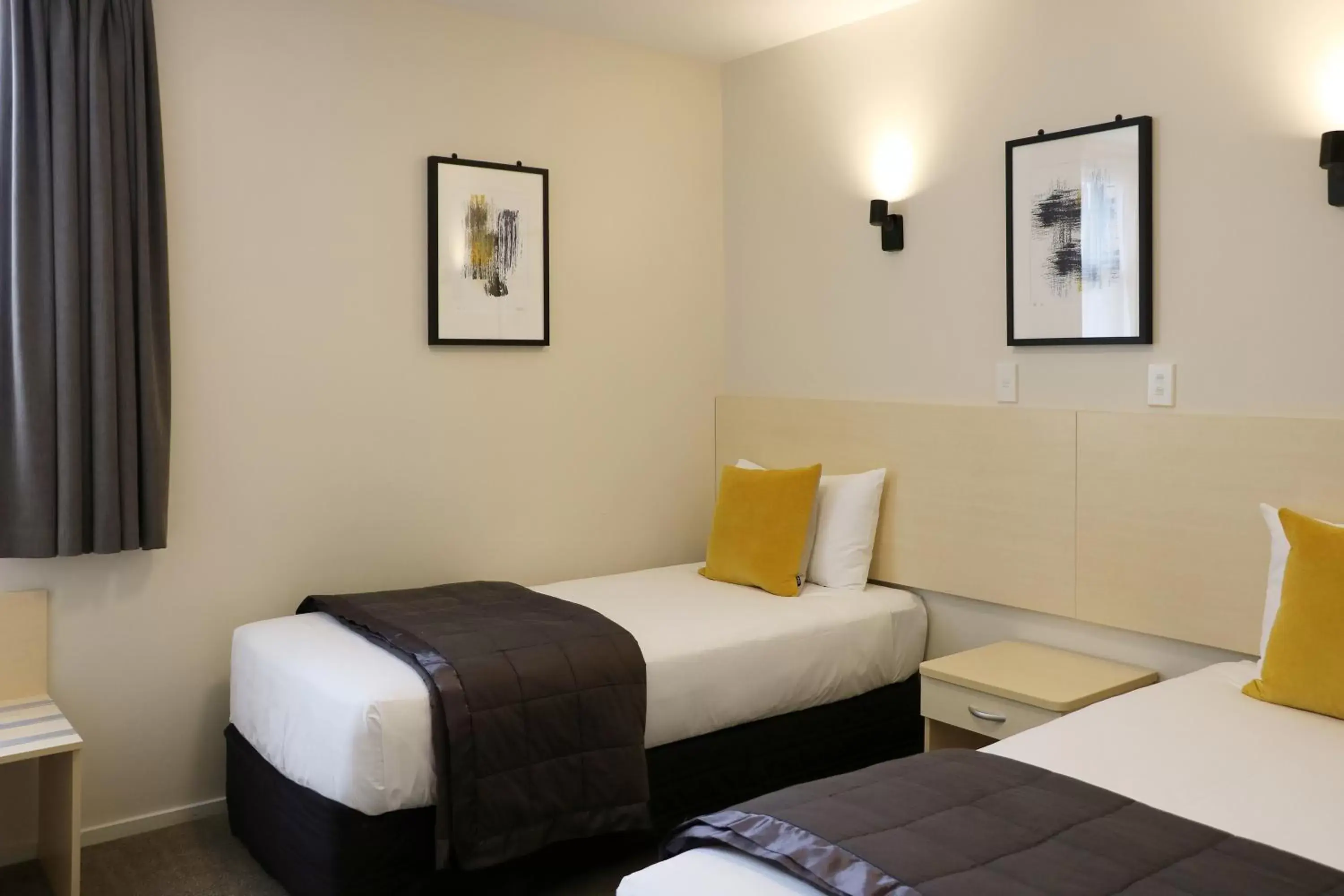 Bedroom, Bed in The Victoria Hotel Dunedin
