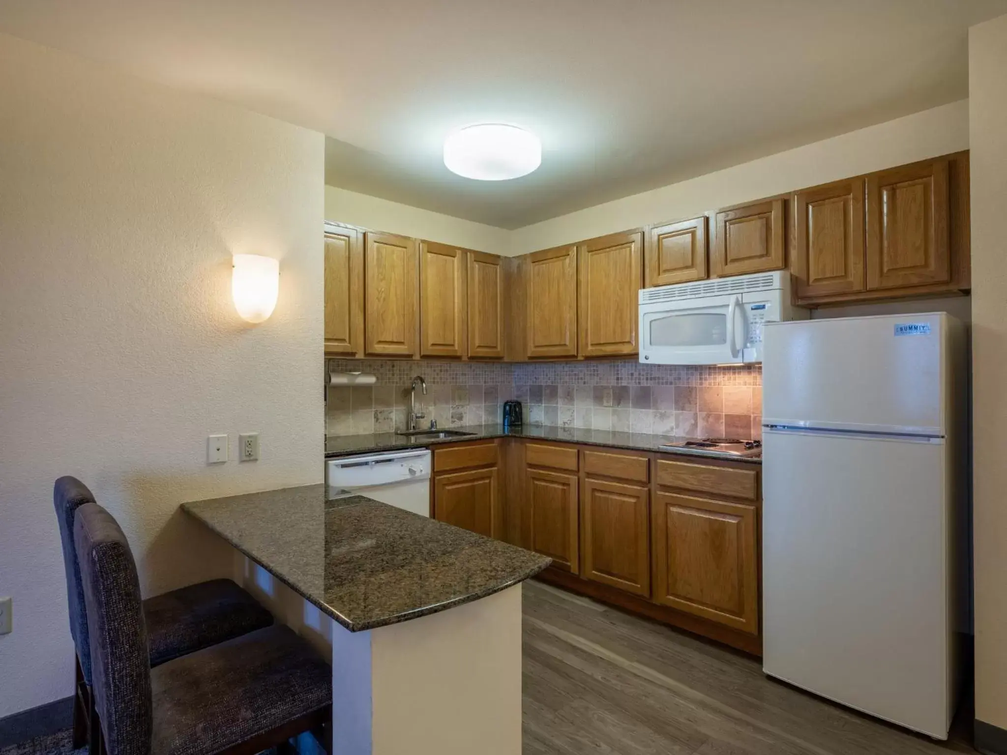 Bedroom, Kitchen/Kitchenette in Staybridge Suites Milwaukee Airport South, an IHG Hotel