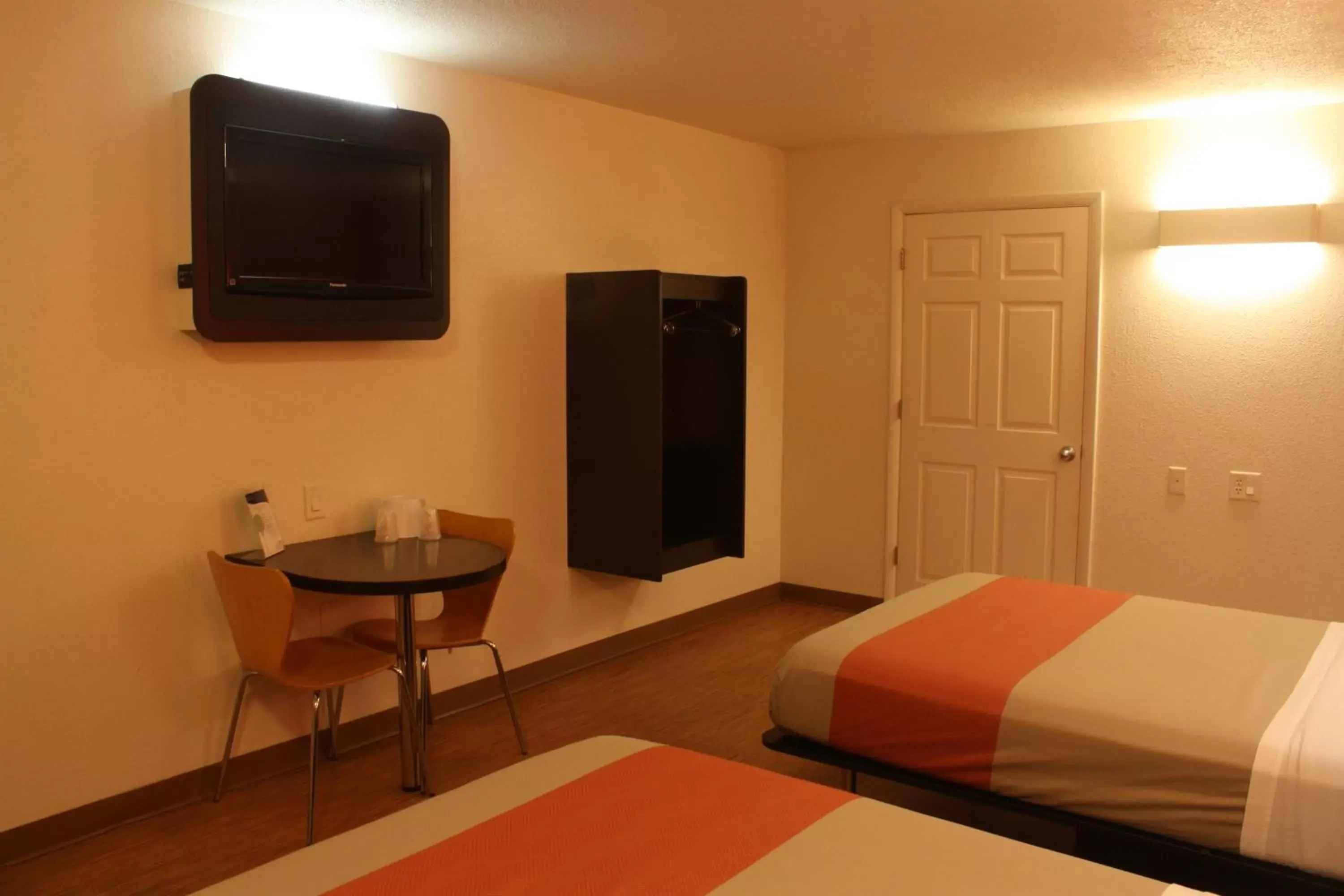 TV/Entertainment Center in Motel 6-Youngstown, OH