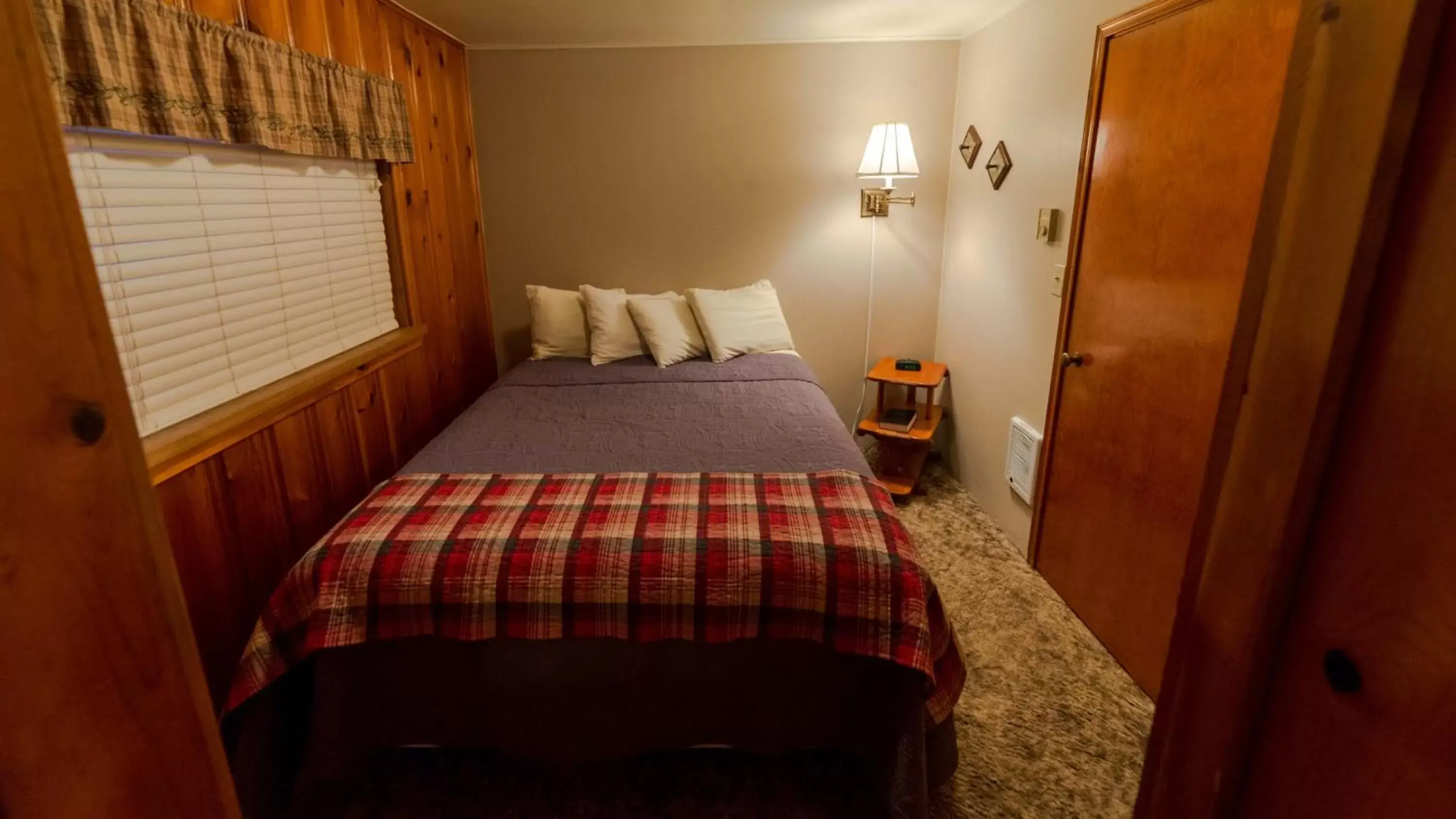Photo of the whole room, Bed in Eagle Cap Chalets