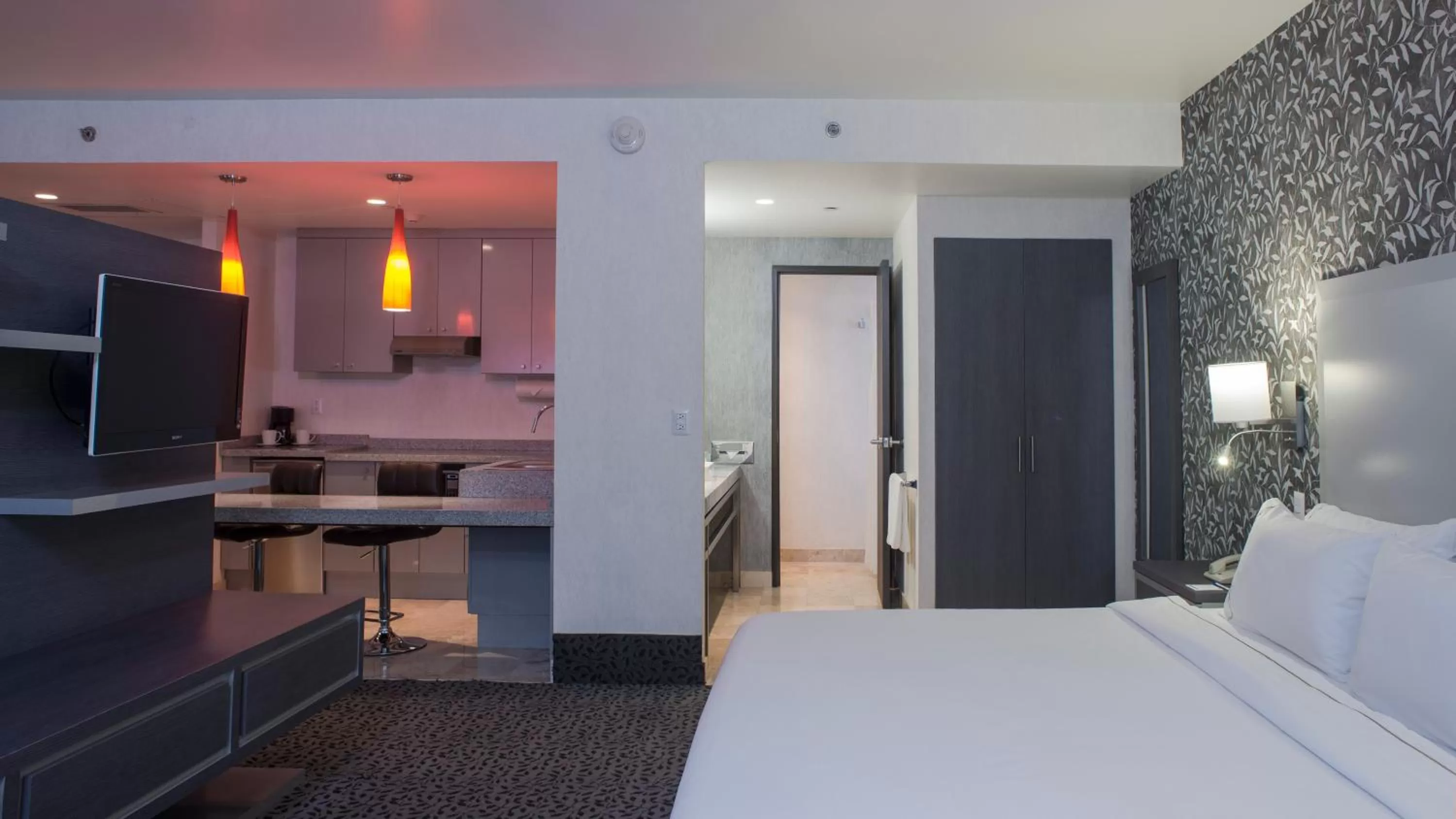 Photo of the whole room, Bed in Holiday Inn Express & Suites Queretaro by IHG