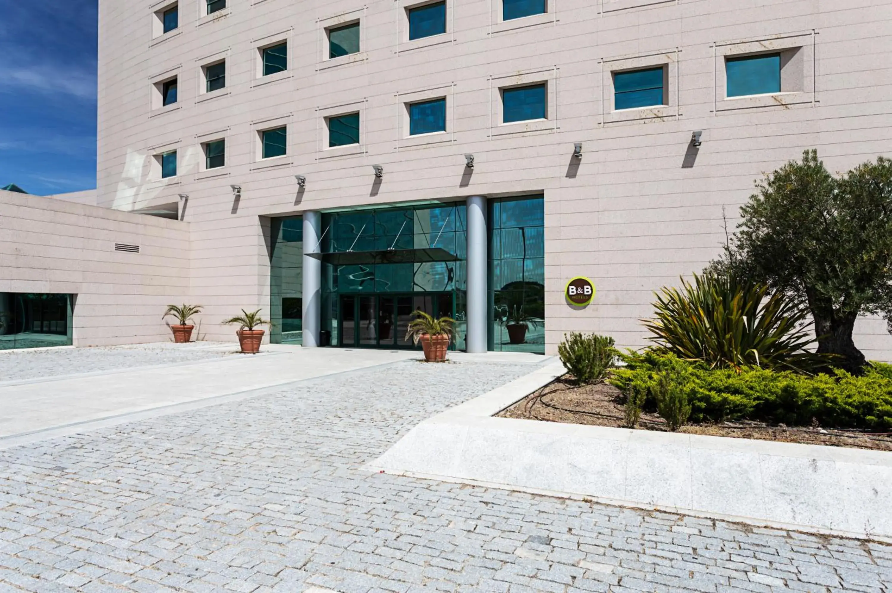 Facade/entrance, Property Building in B&B HOTEL Madrid Aeropuerto T4