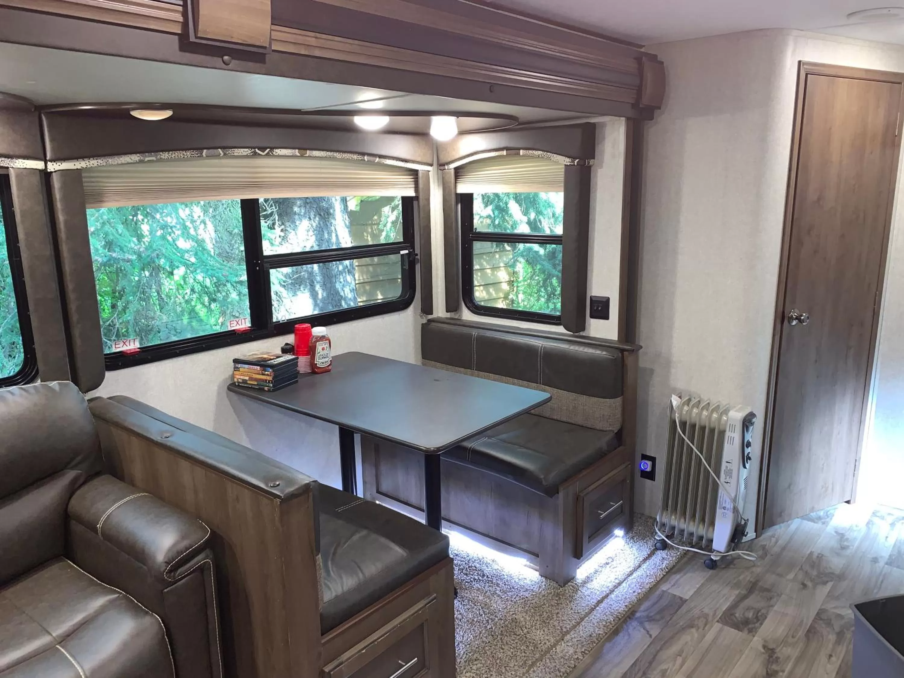 Dining area, Seating Area in Glacier Haven Inn