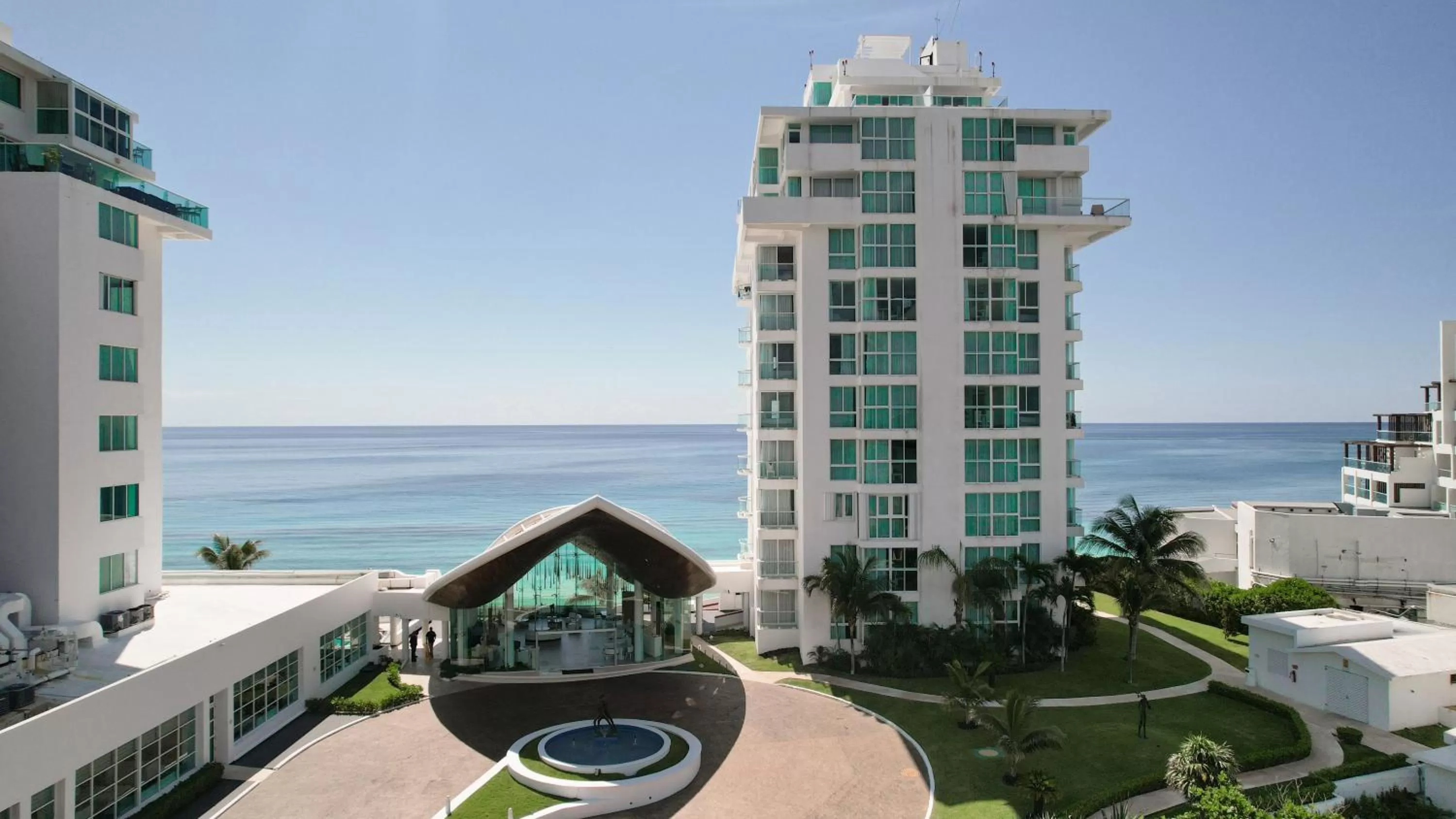 Property building in Oleo Cancun Playa All Inclusive Resort