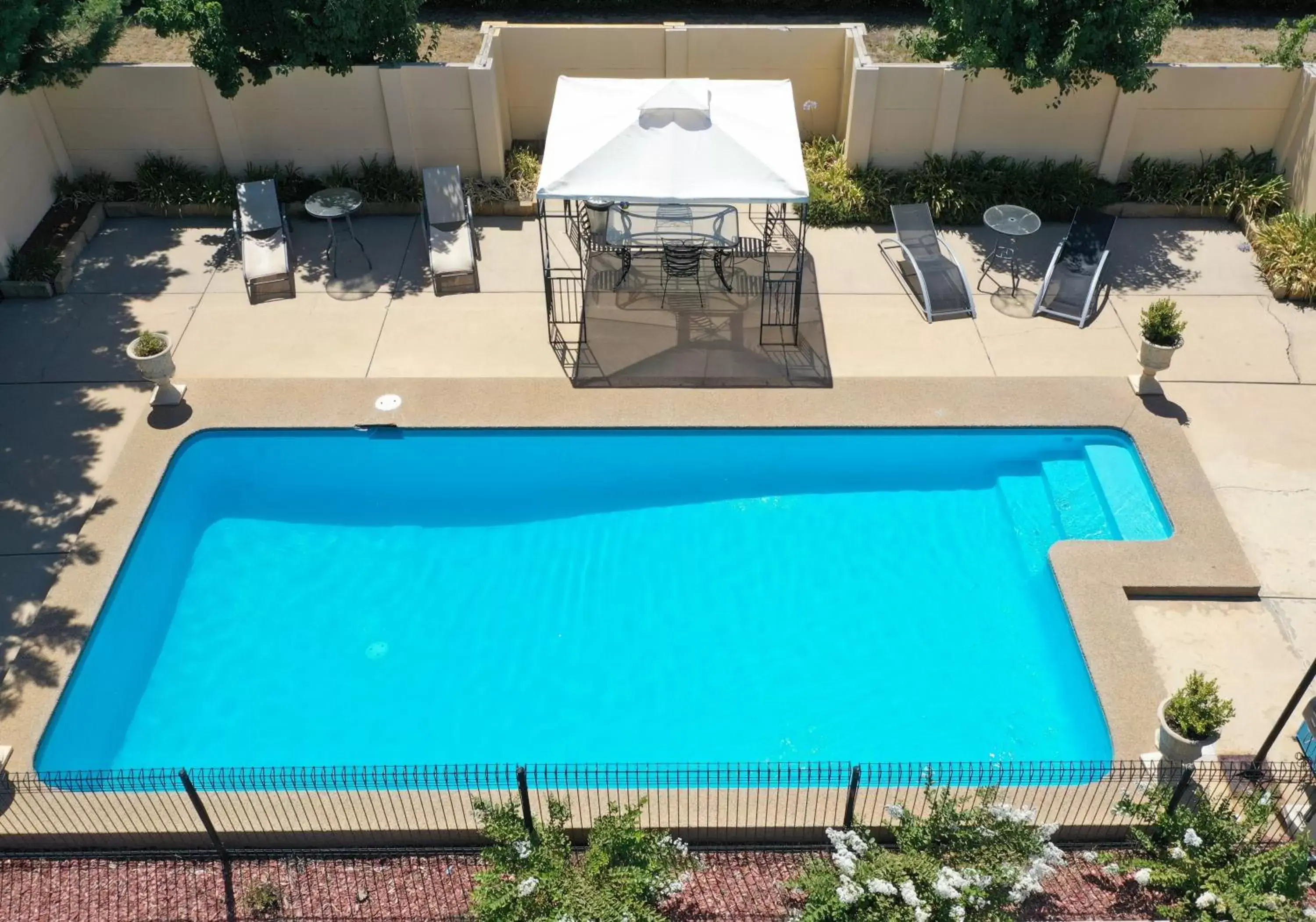 Swimming pool, Pool View in Burringa Garden Motel