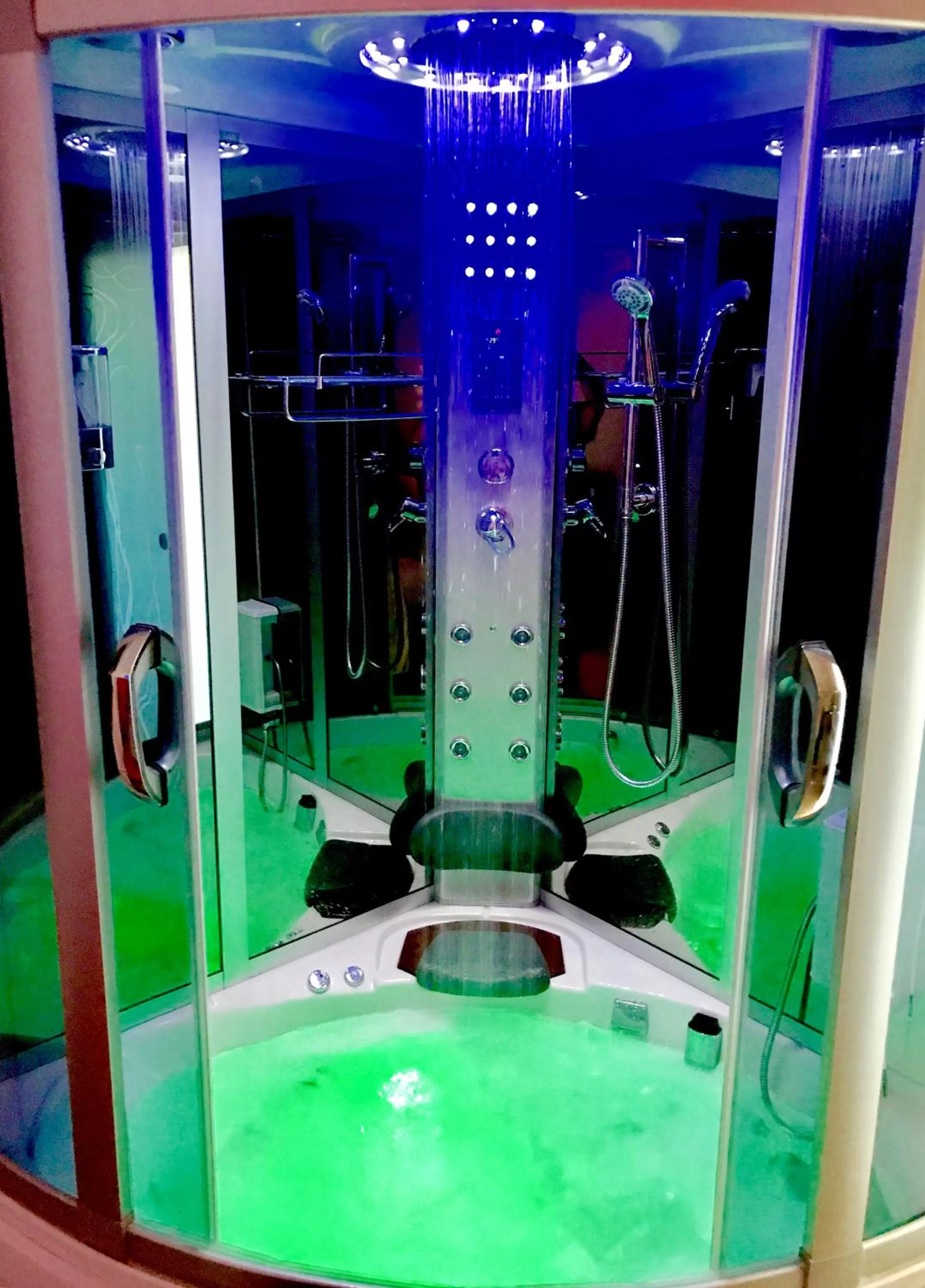 Shower, Bathroom in WELLNESS ART & WINE CAREN