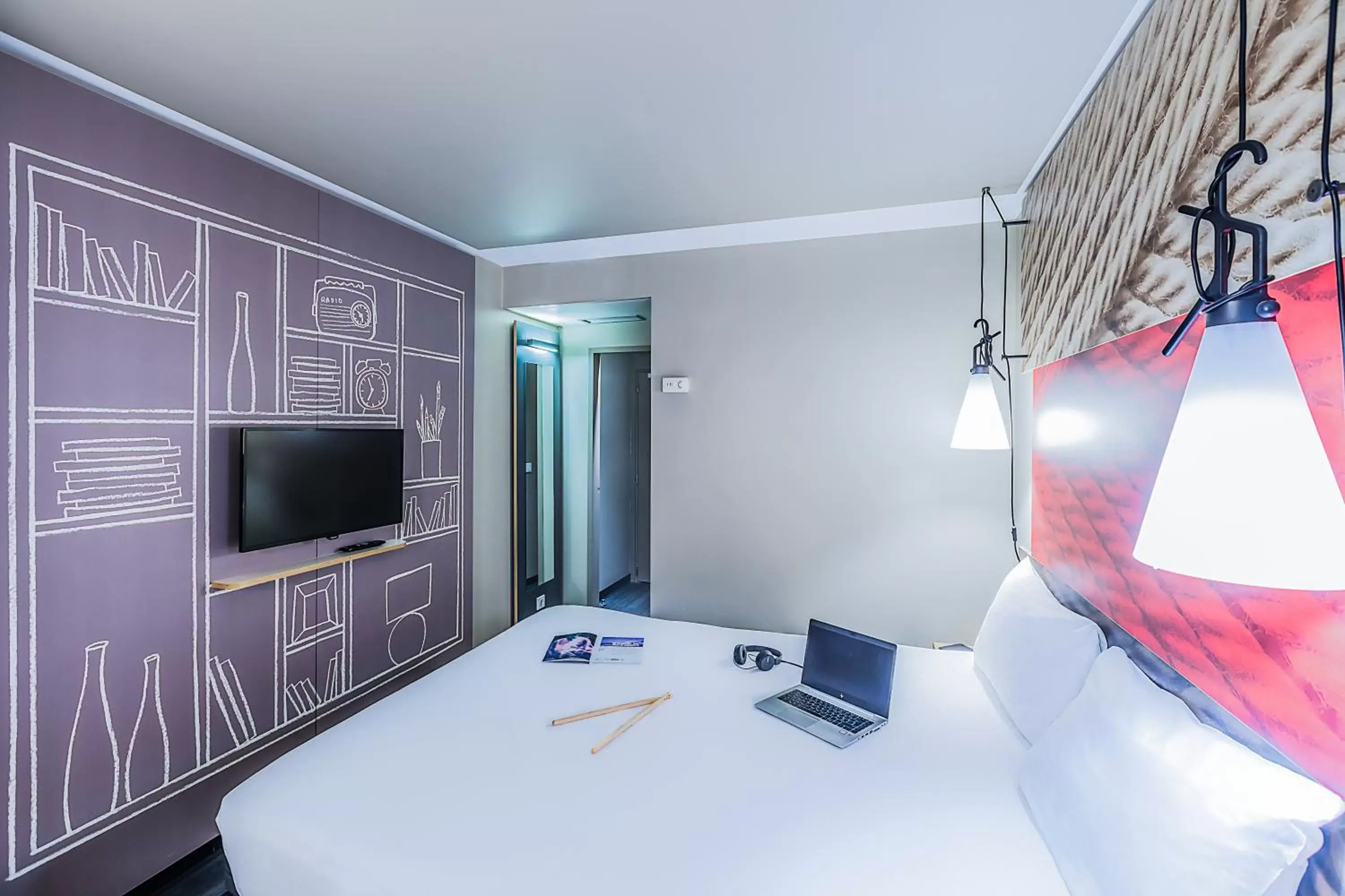 Bedroom, TV/Entertainment Center in Hotel ibis Porto Gaia