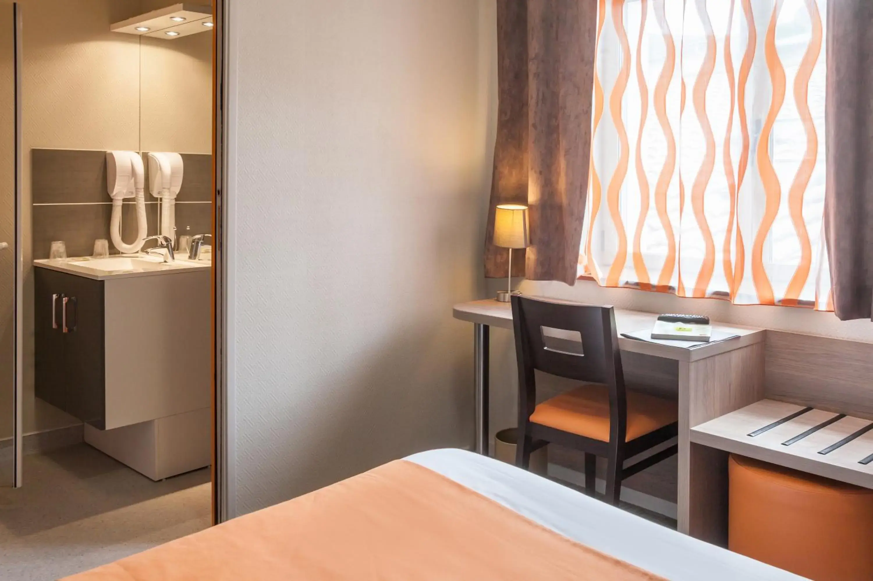 Bed in Logis Hôtel Les Voyageurs Bed in Logis Hôtel Les Voyageurs