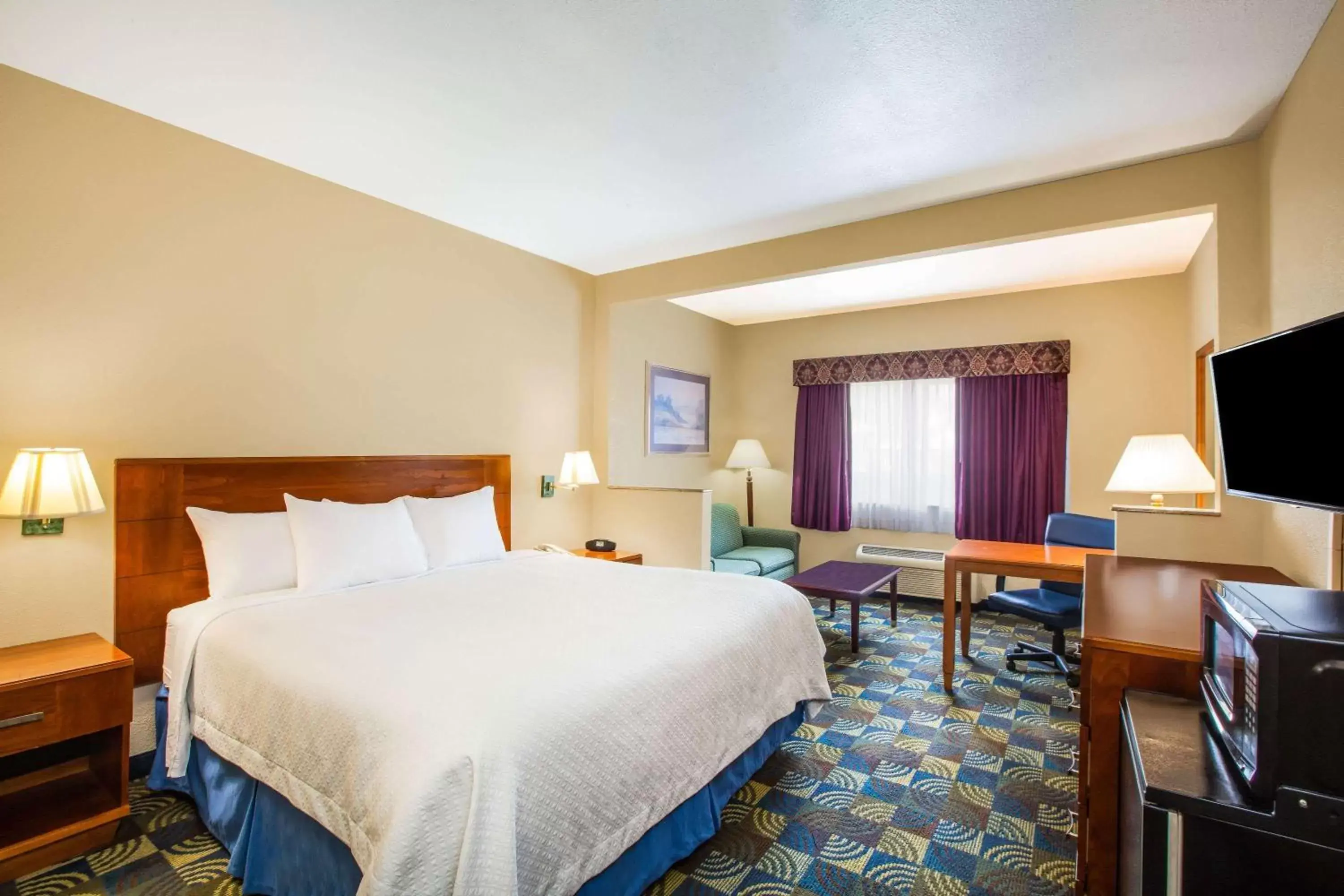 Photo of the whole room, Bed in Days Inn & Suites by Wyndham Corpus Christi Central