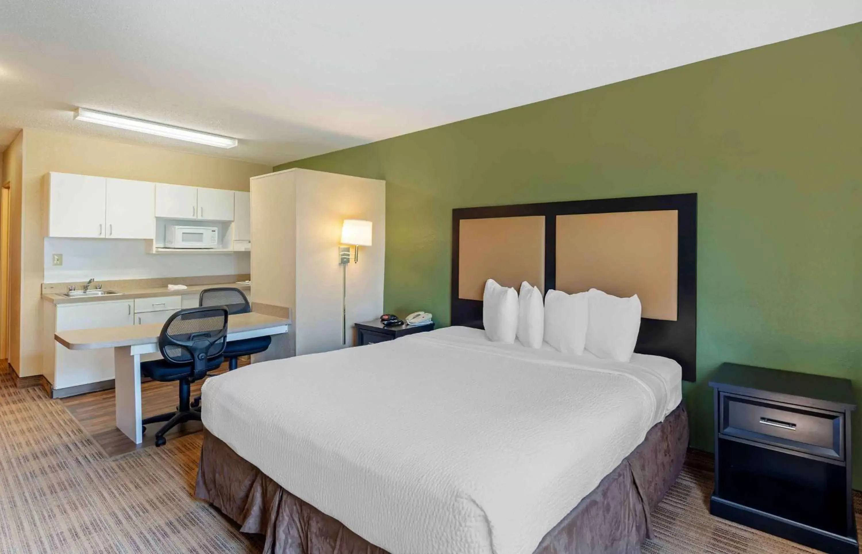 Bedroom, Bed in Extended Stay America Select Suites - Chicago - Rolling Meadows