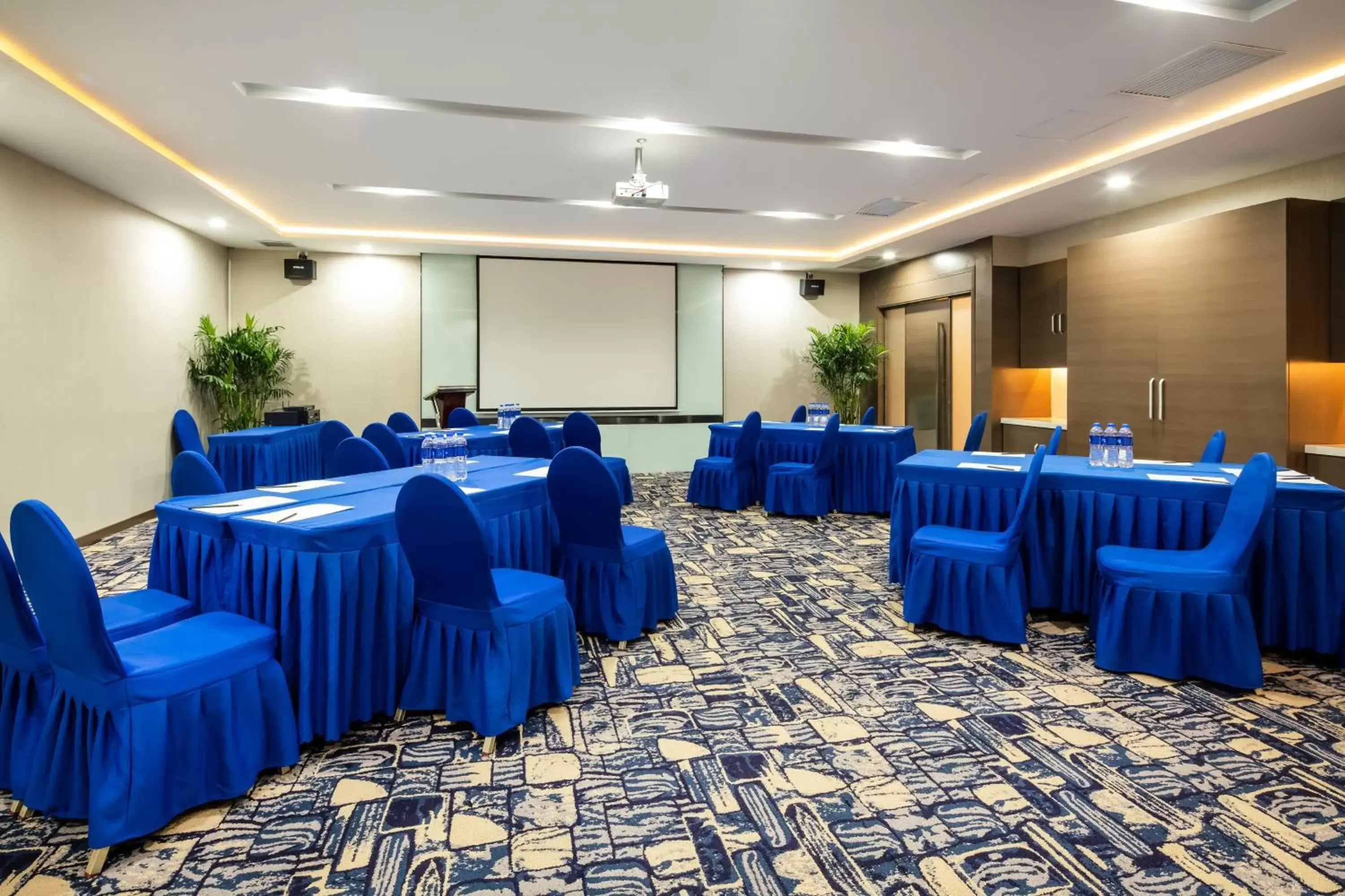 Meeting/conference room in Holiday Inn Express Shenyang North Station, an IHG Hotel