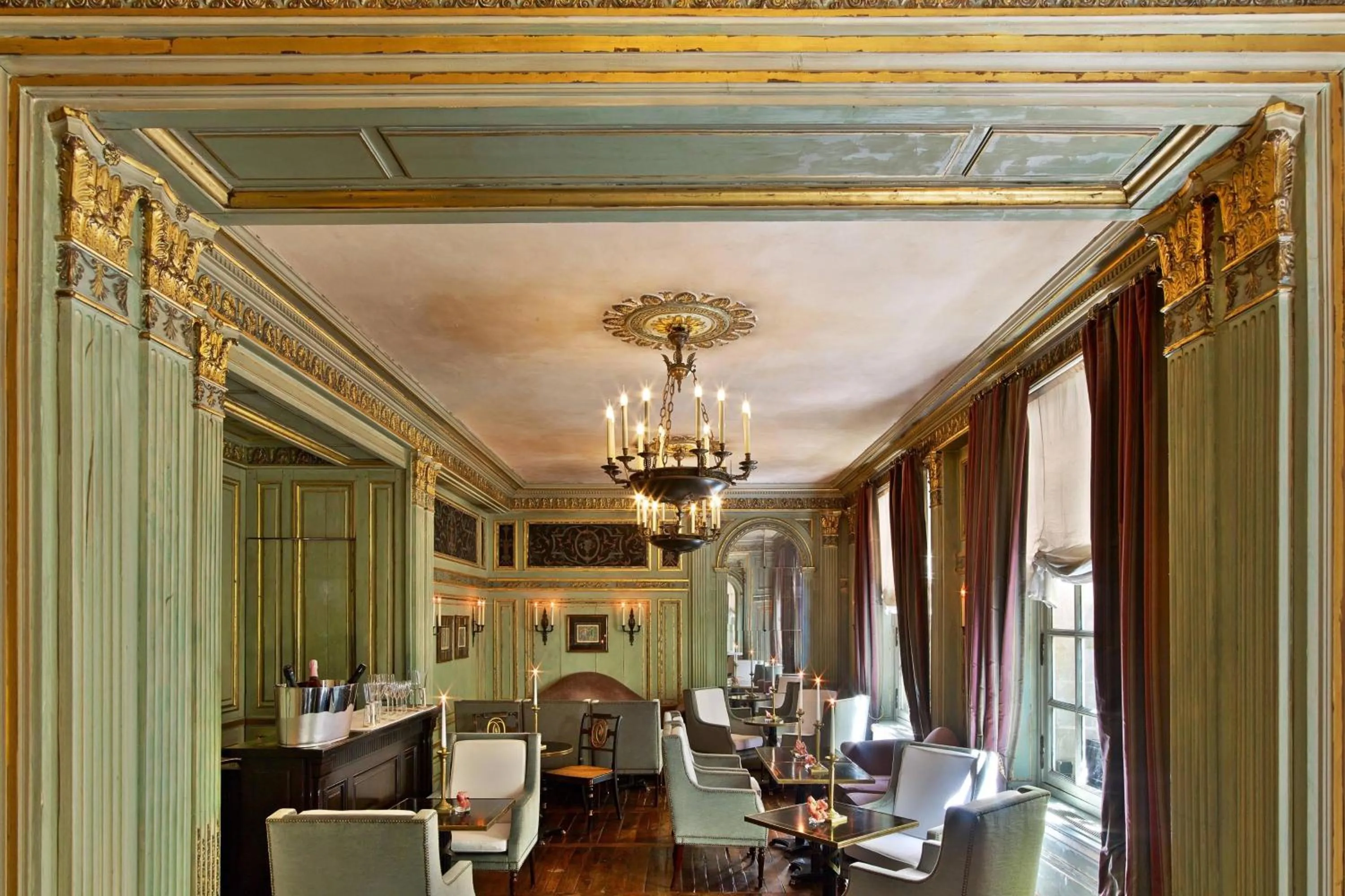 Lounge or bar in Le Dokhan's Paris Arc de Triomphe, a Tribute Portfolio Hotel