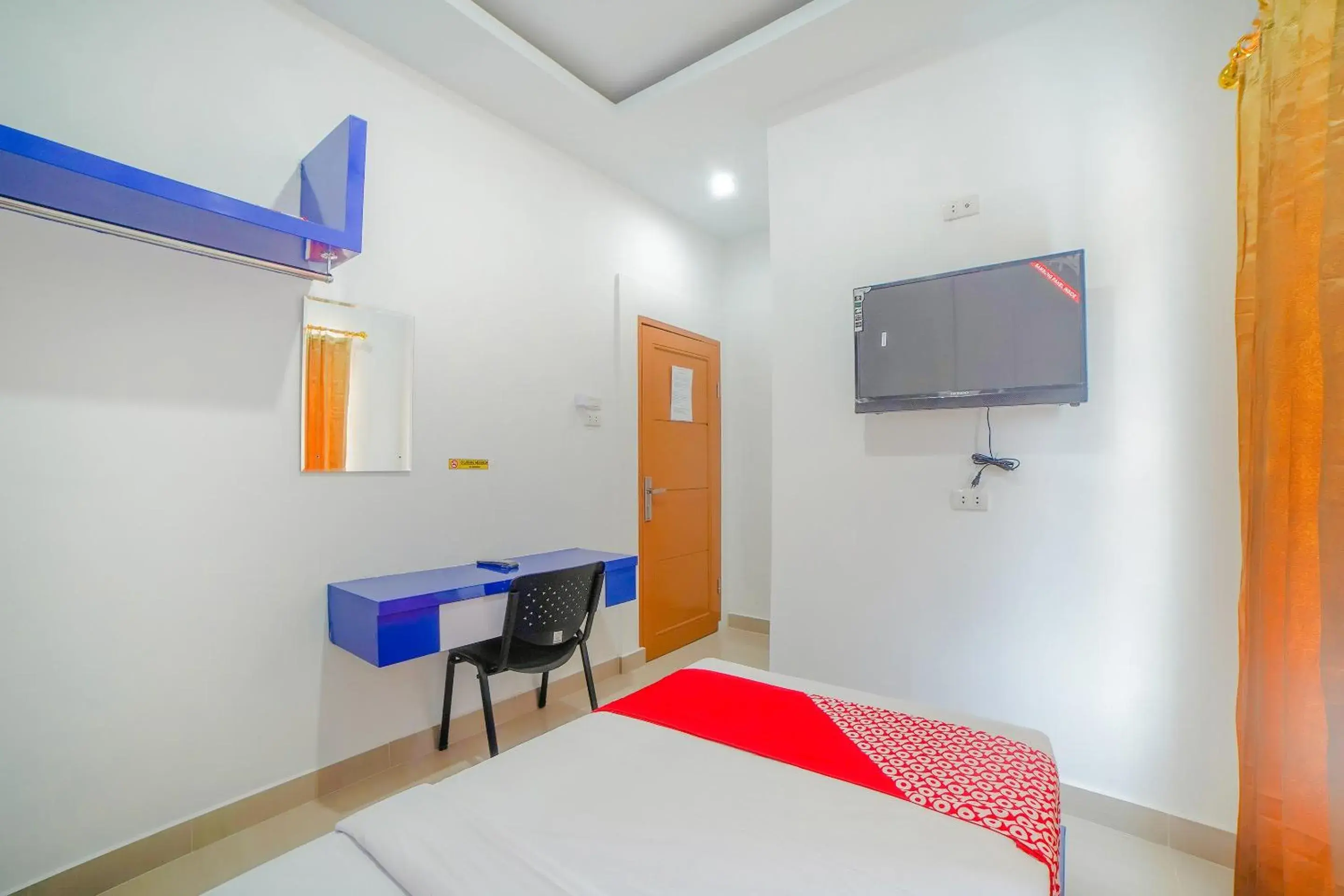 Bedroom, TV/Entertainment Center in SUPER OYO 90457 Anara Residence & Guest House