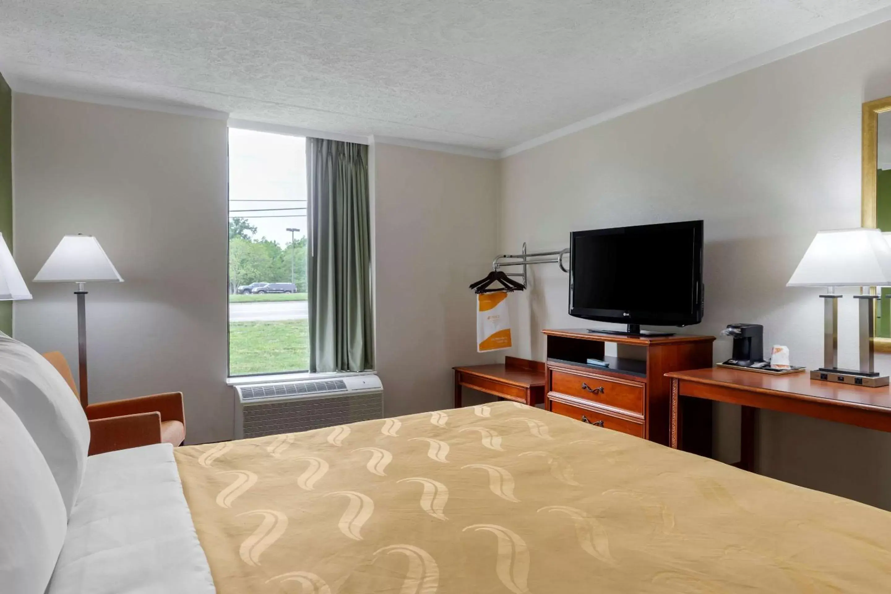 Bedroom, Bed in Quality Inn - Roxboro South