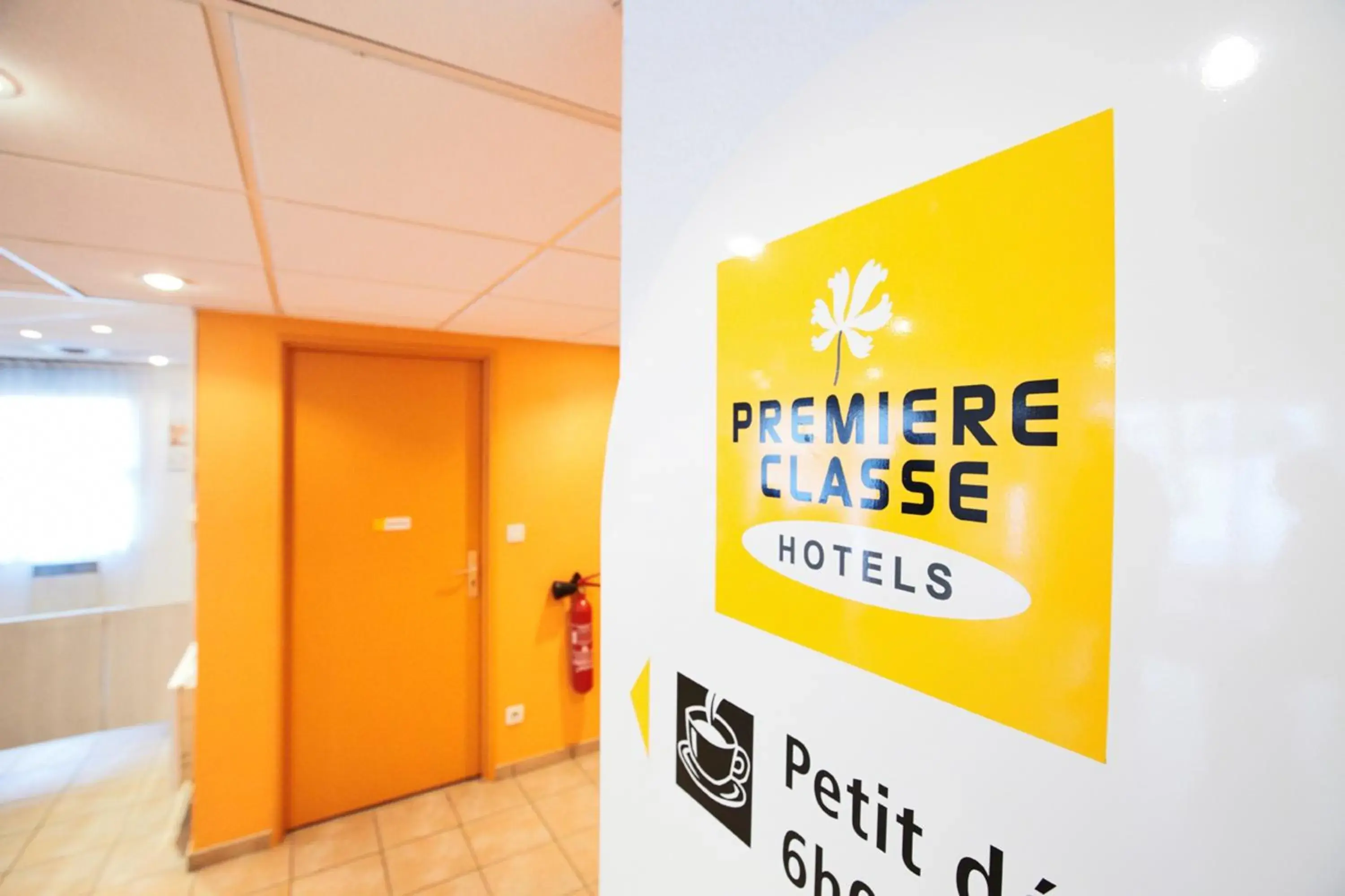 Lobby or reception in Premiere Classe Paris Ouest - Pont de Suresnes Hotel