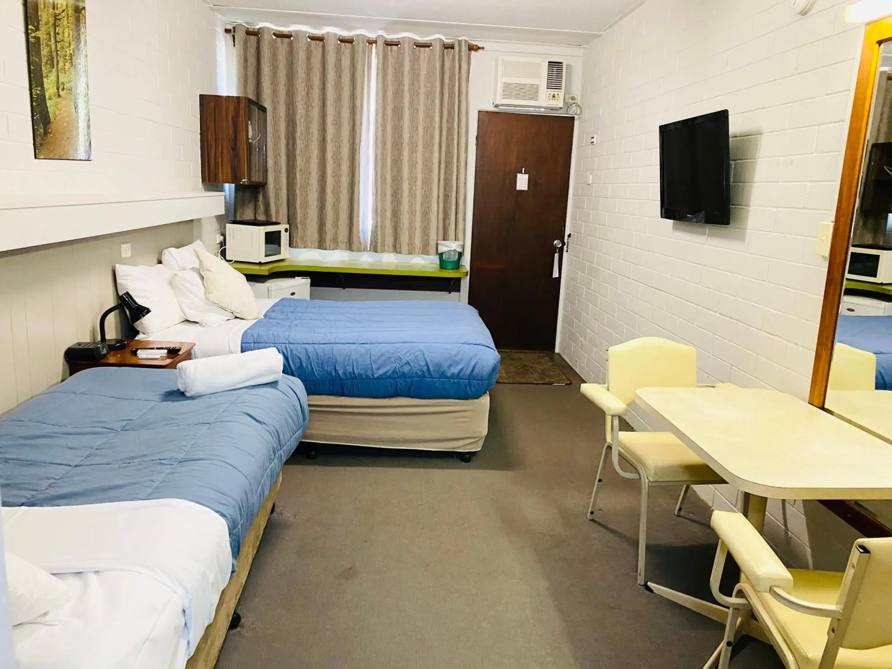 Bed in Millers Cottage Motel Bed in Millers Cottage Motel