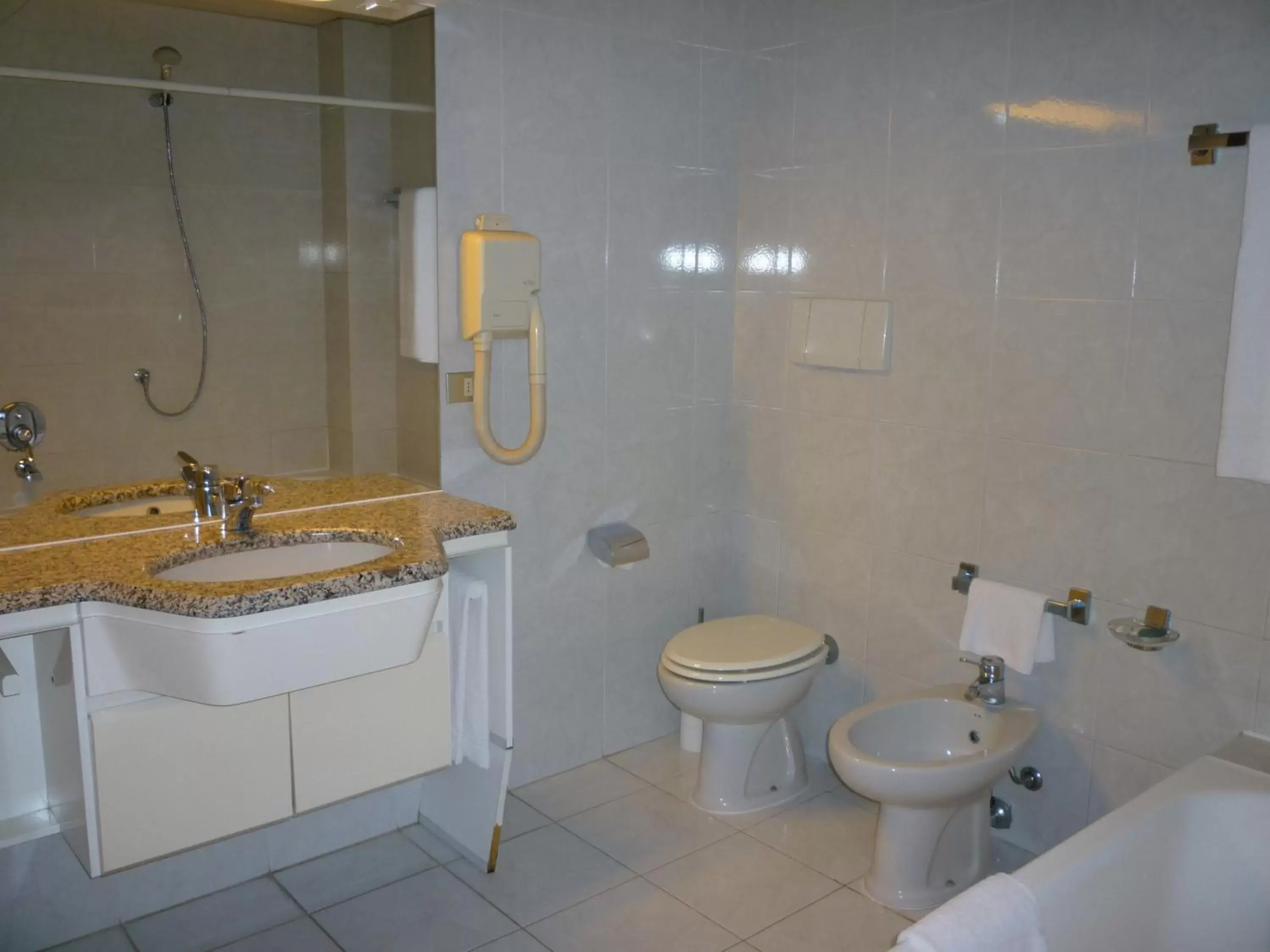 Bathroom in Hotel Ascot
