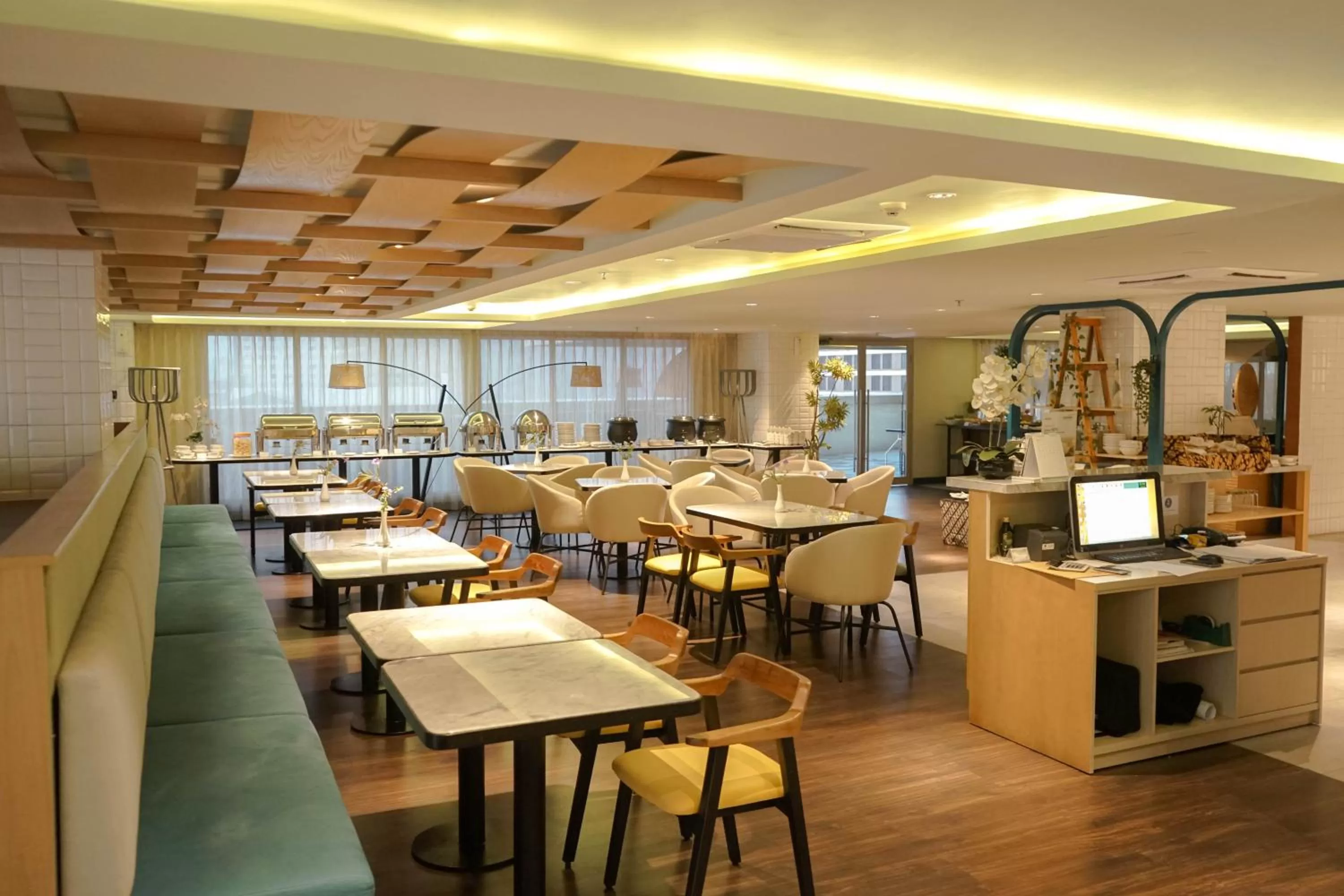 Restaurant/places to eat in Louis Kienne Hotel Pemuda