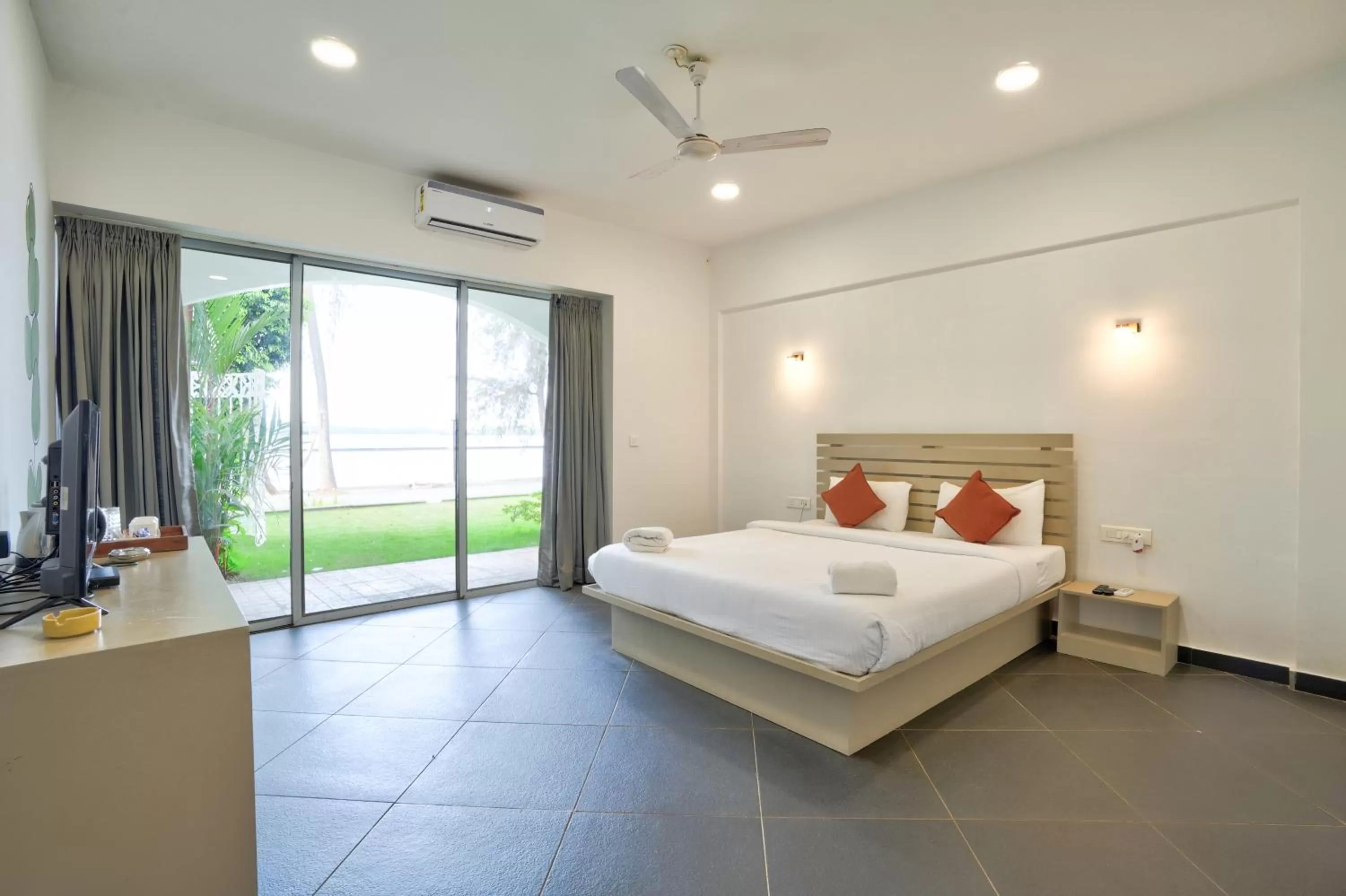 Photo of the whole room, Bed in Blu Missel By The River