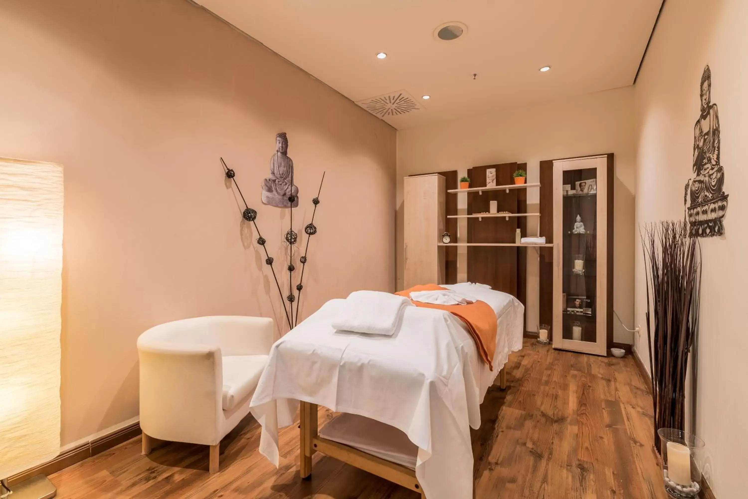 Massage, Room Photo in Park Inn by Radisson Berlin Alexanderplatz