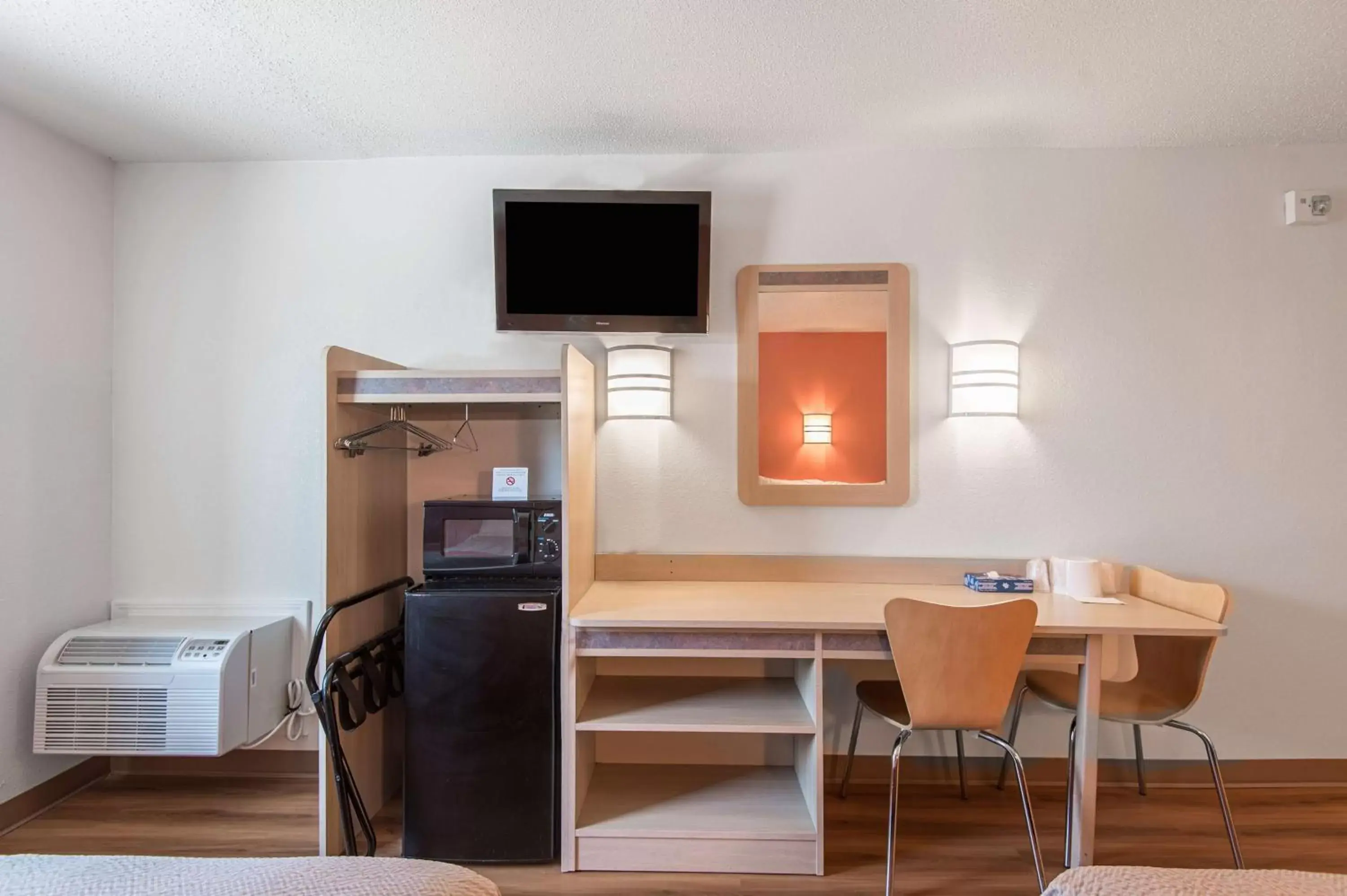 Photo of the whole room, TV/Entertainment Center in Motel 6-Junction City, KS