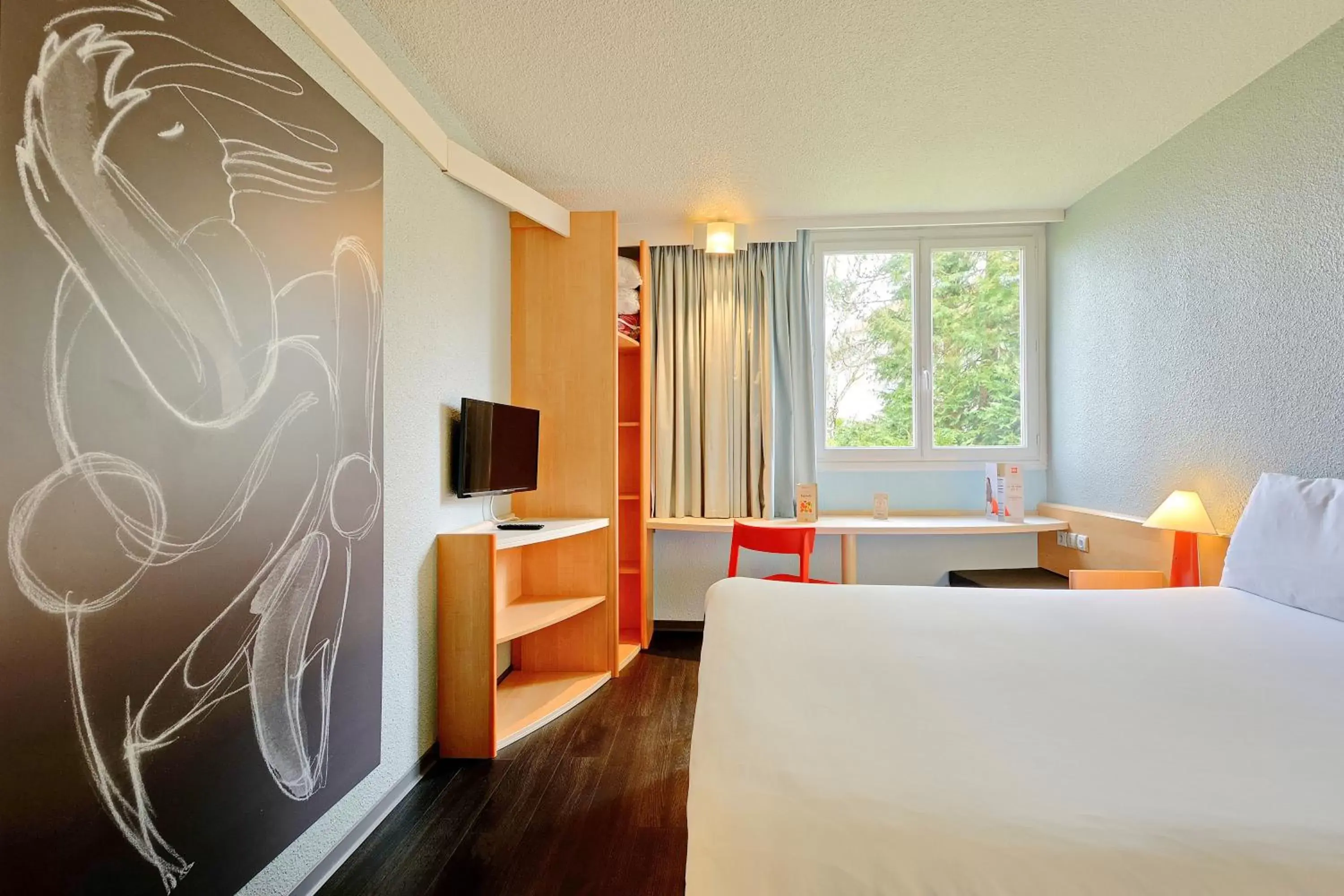 TV and multimedia, Bed in ibis Poitiers Beaulieu TV and multimedia, Bed in ibis Poitiers Beaulieu