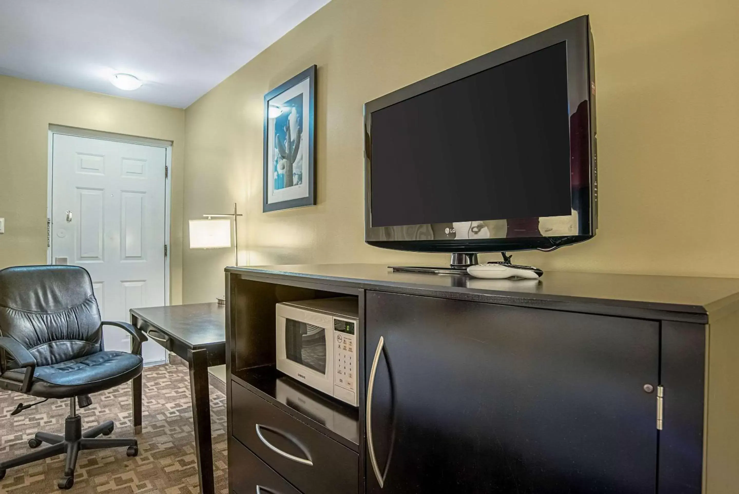 Photo of the whole room, TV/Entertainment Center in Quality Inn & Suites Phoenix NW - Sun City