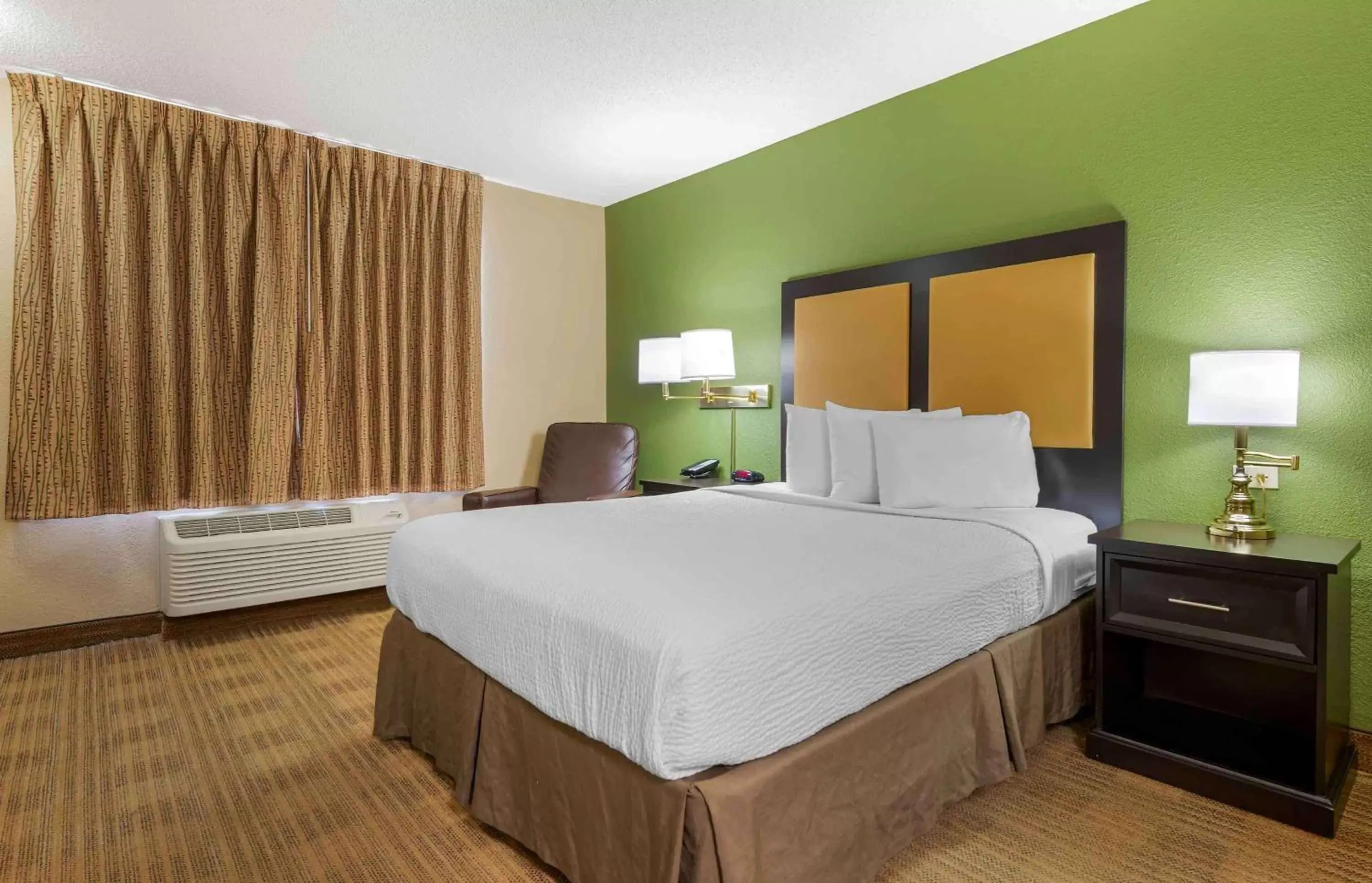 Bedroom, Bed in Extended Stay America Suites - Columbus - Worthington