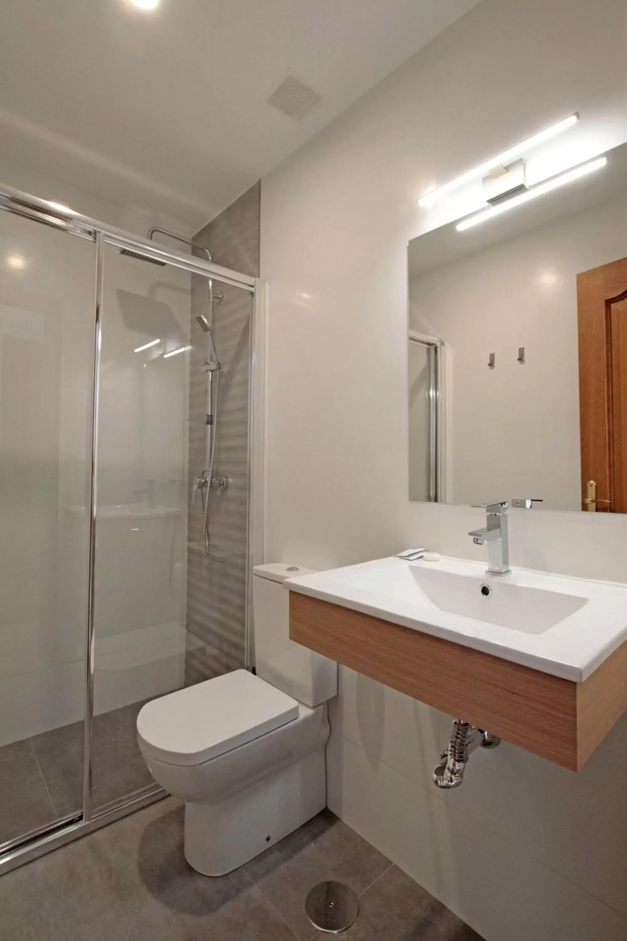 Property building, Bathroom in Eco Hotel Toledo