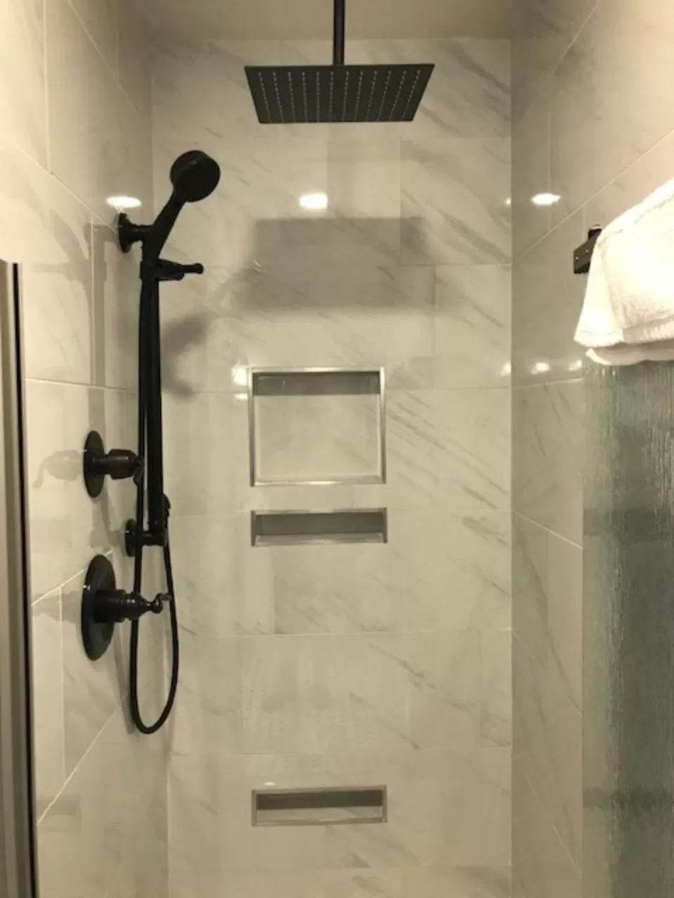 Bathroom in Sugarloaf Mountain Motel