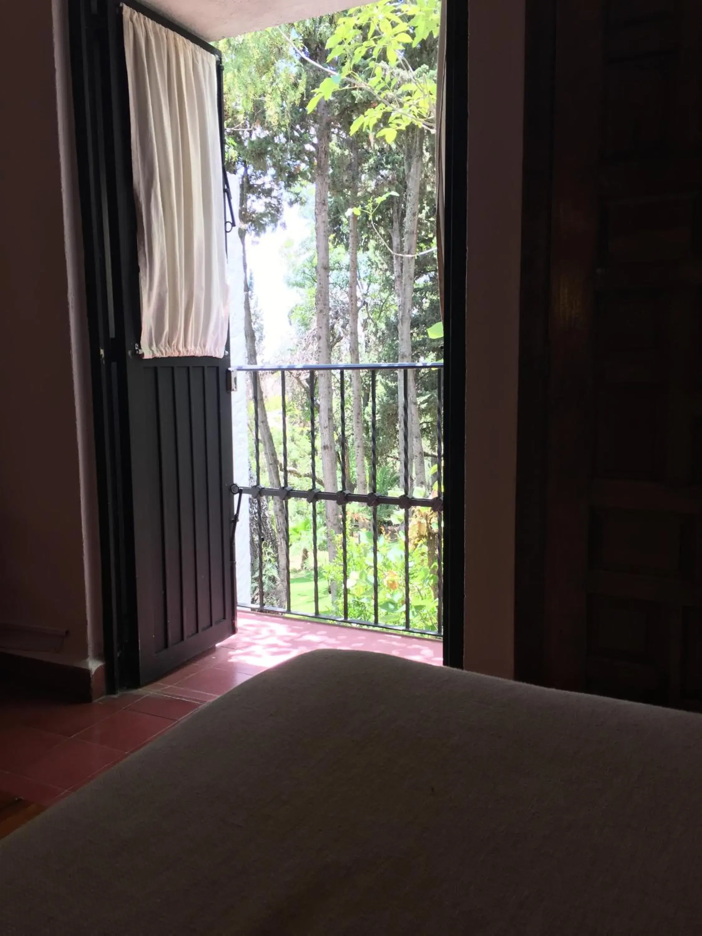 Balcony/Terrace, Bed in Rancho Hotel Atascadero