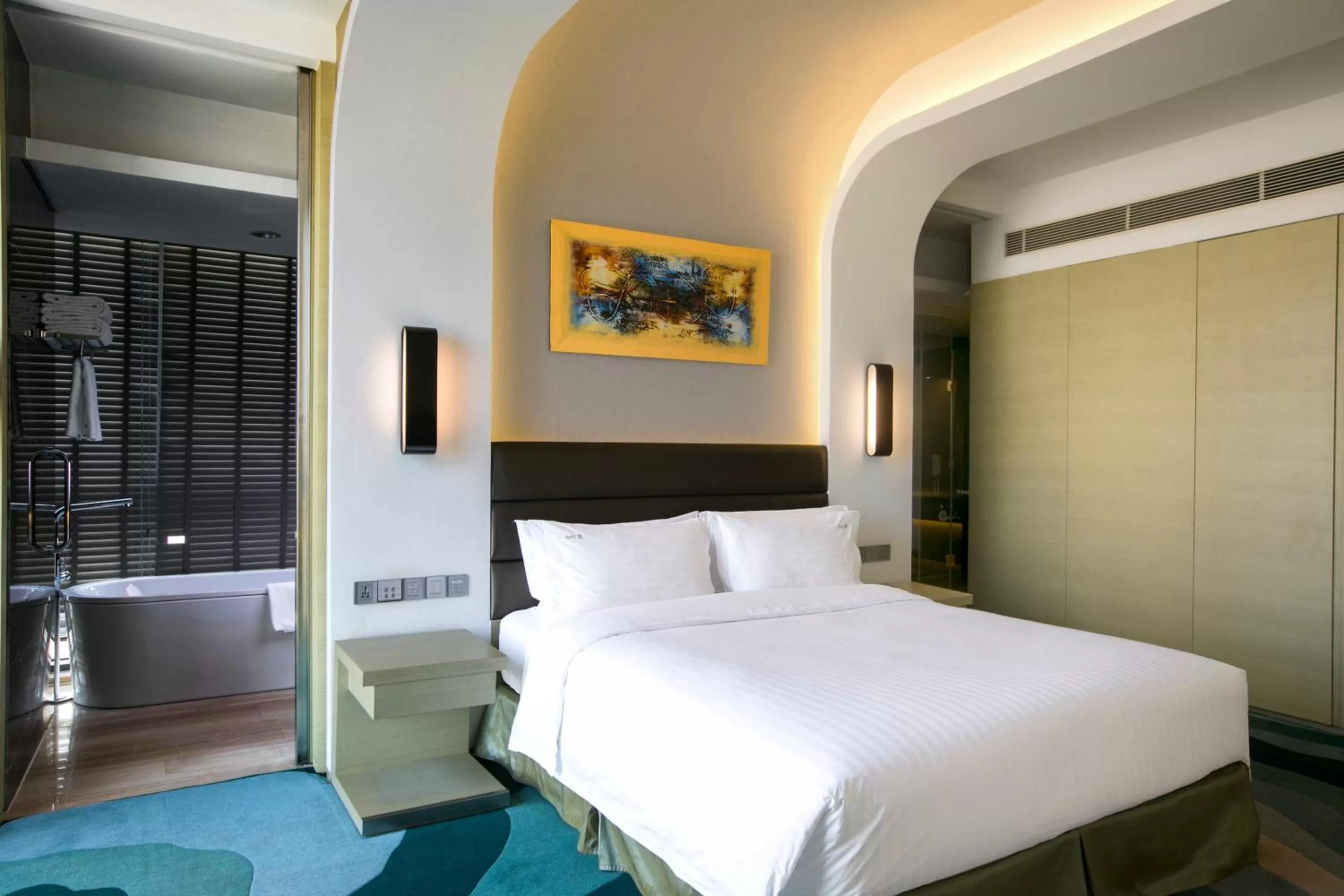 Photo of the whole room, Bed in Holiday Inn Shanghai Songjiang by IHG - Miaoqian Street