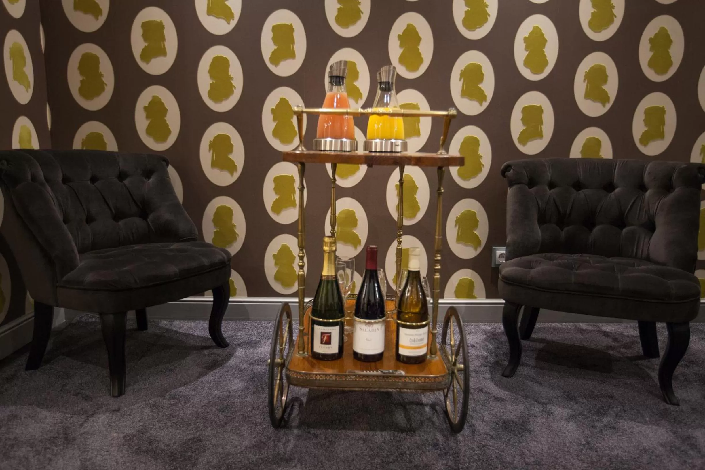 Lounge or bar in Le Mireille