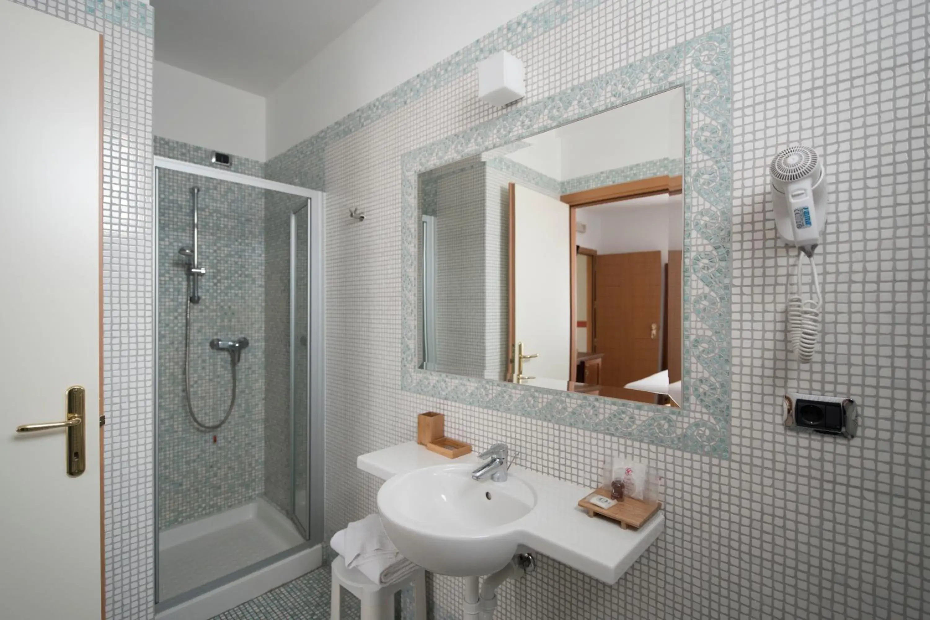 Shower, Bathroom in Hotel Villa Colico