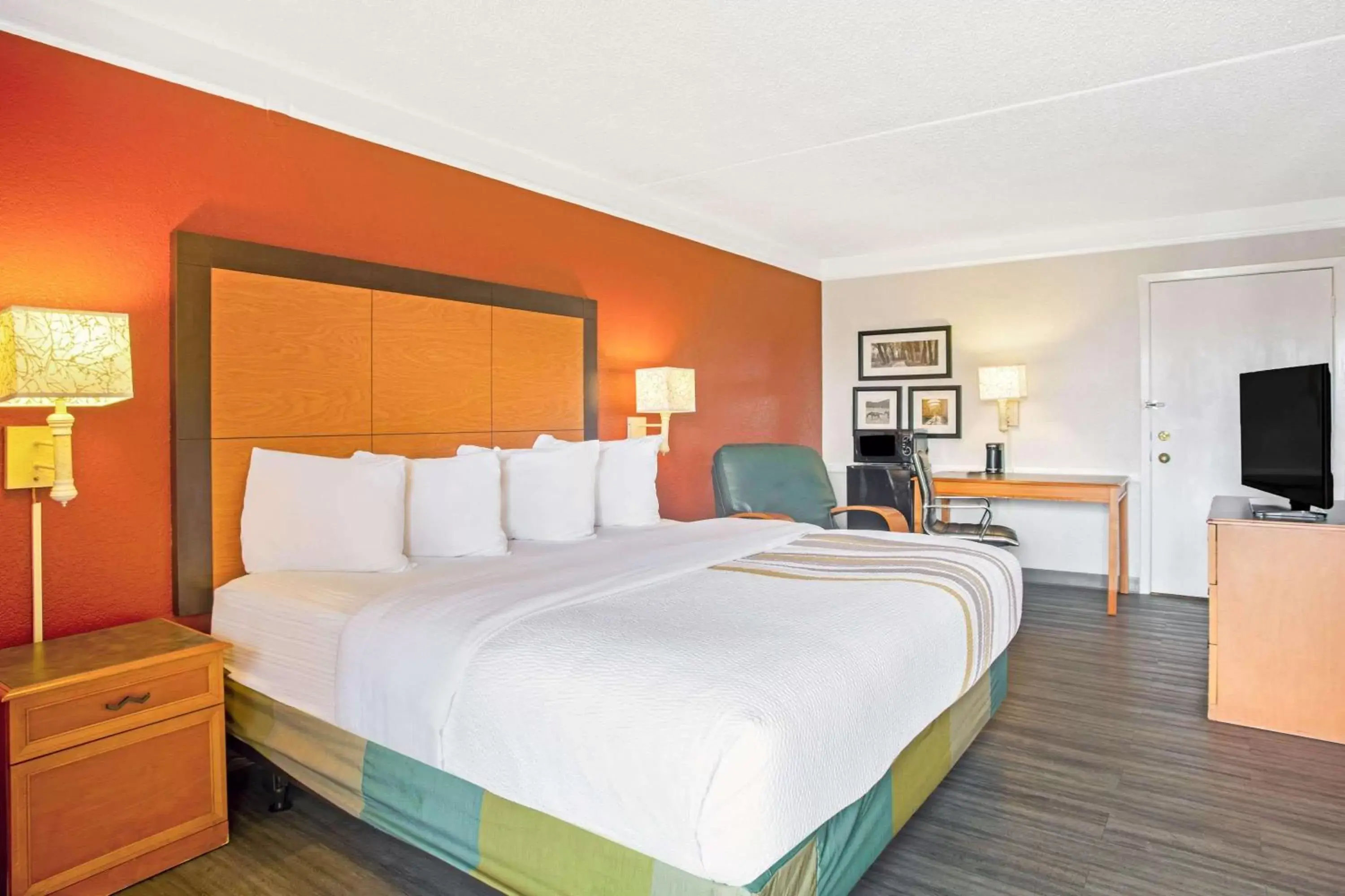 Photo of the whole room, Bed in La Quinta Inn by Wyndham Victoria