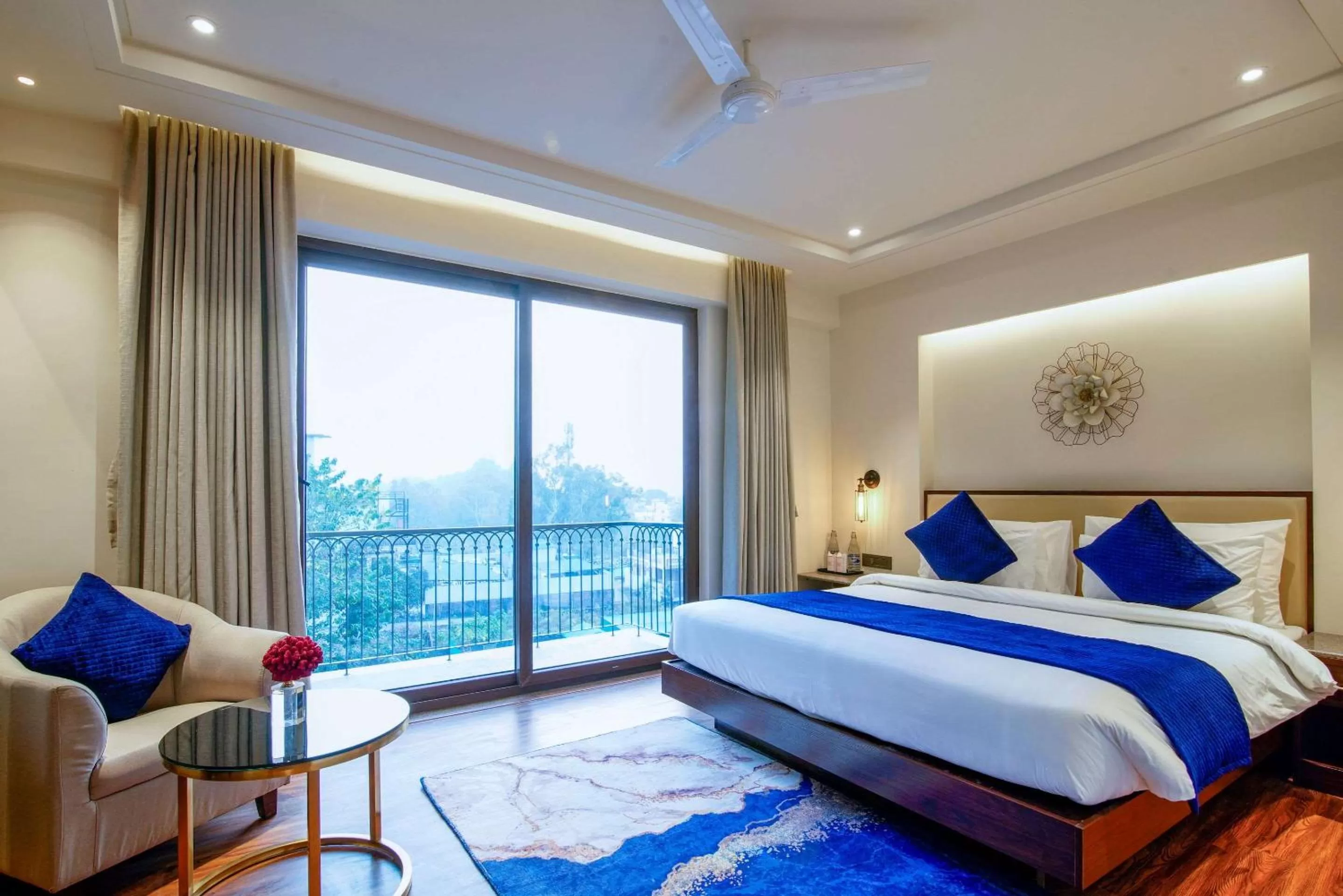 Photo of the whole room, Bed in Comfort Inn Dehradun