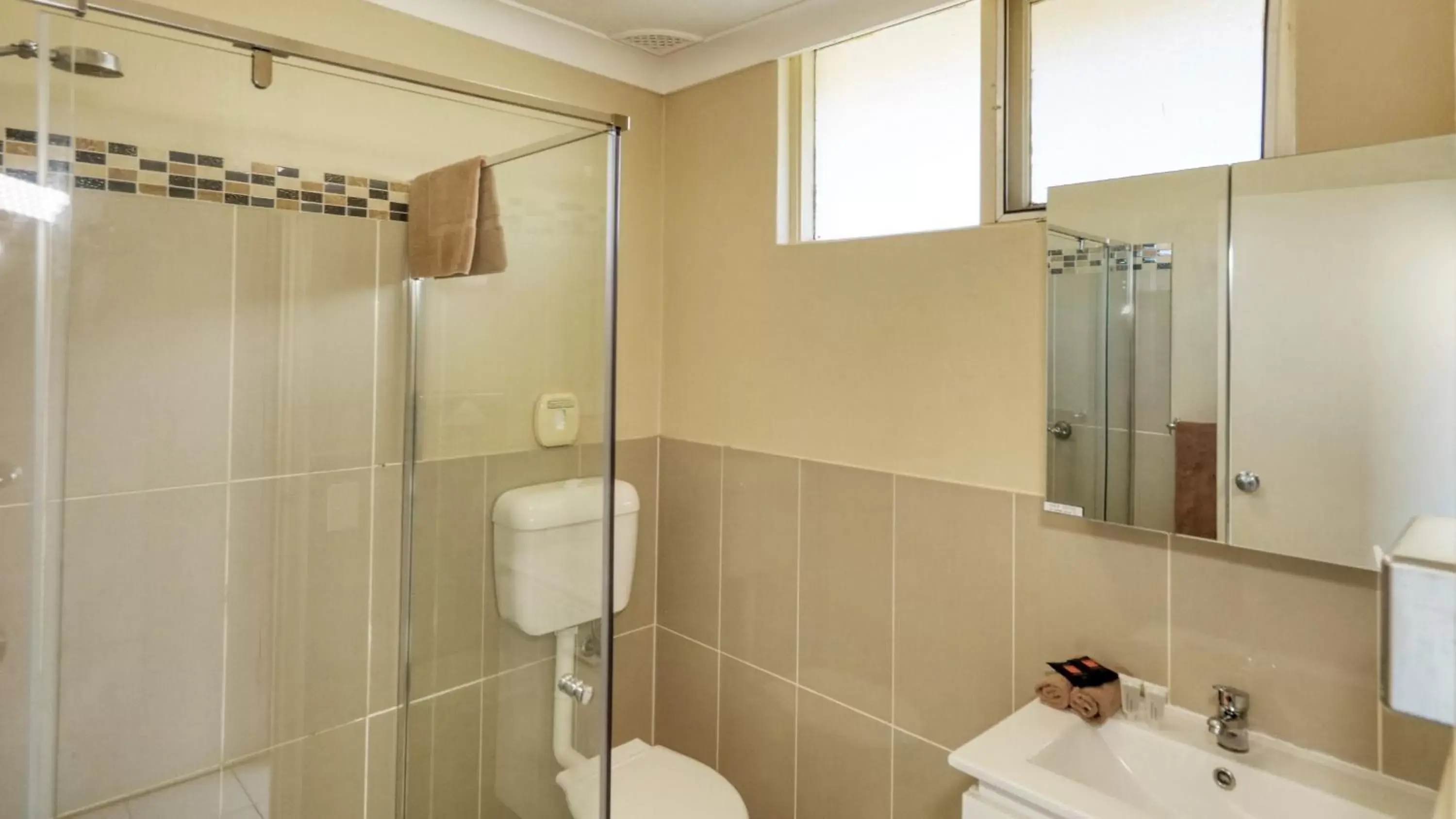 Shower, Bathroom in Cootamundra Gardens Motel